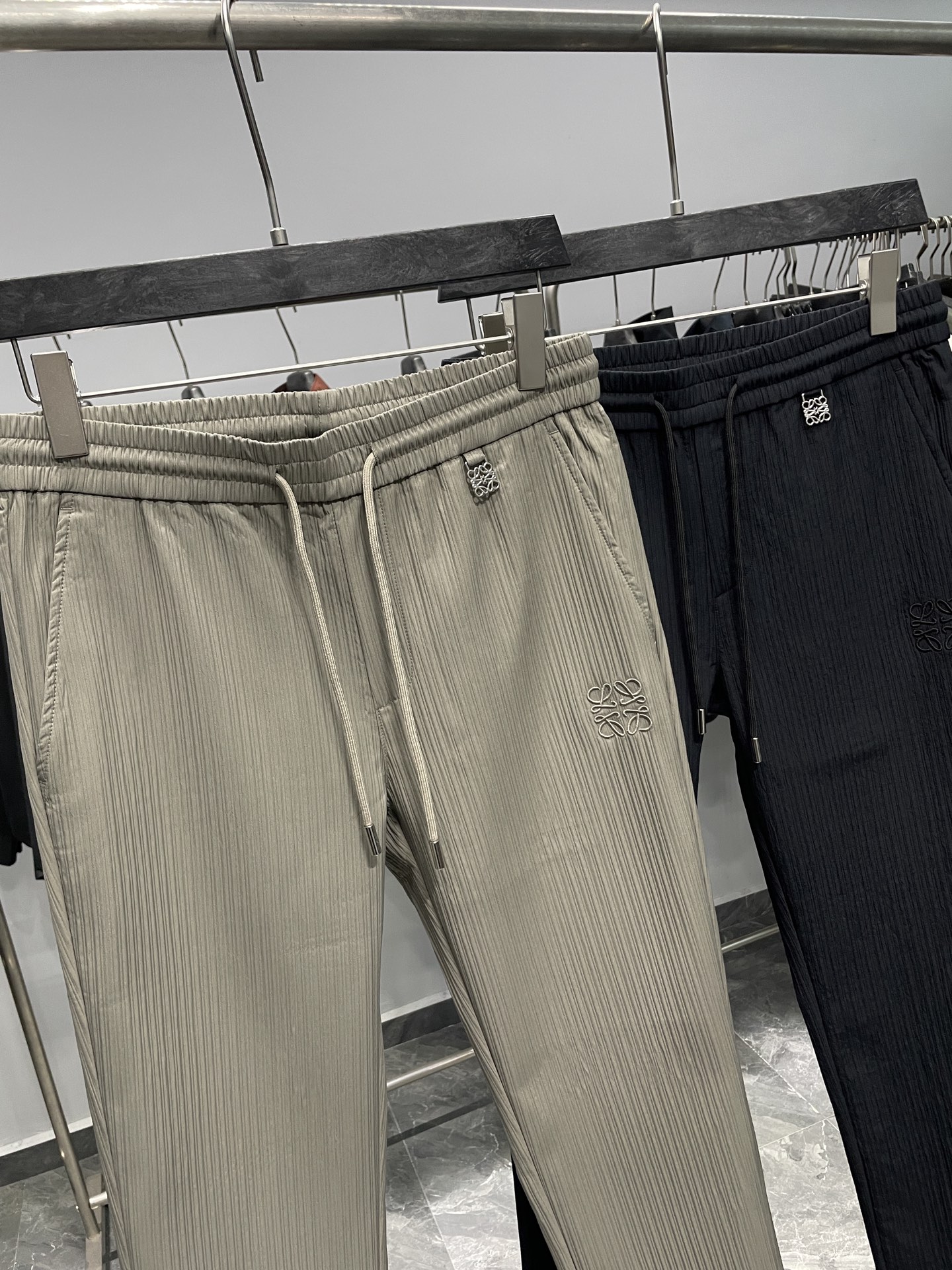 。 LOE25FW早秋新款立体竖条纹抽绳休闲裤，男士金属徽标吊坠时尚百搭直筒休闲长裤！贸易公司渠道稀出，