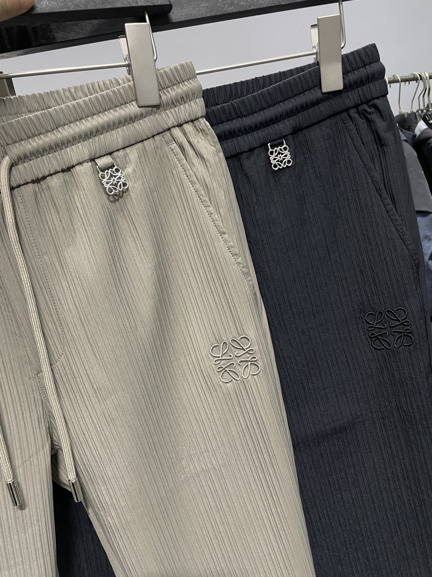 。 LOE25FW早秋新款立体竖条纹抽绳休闲裤，男士金属徽标吊坠时尚百搭直筒休闲长裤！贸易公司渠道稀出，