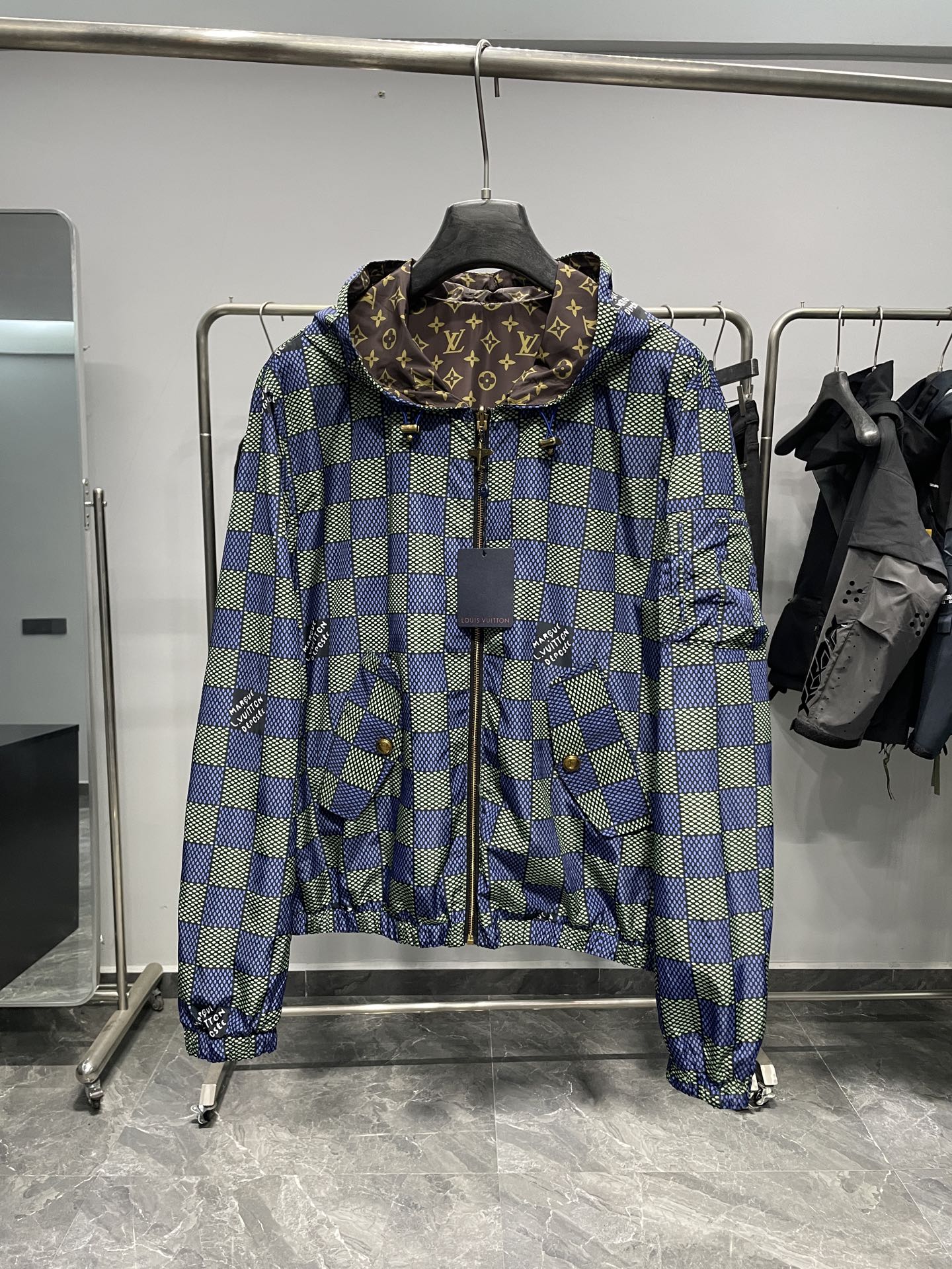 NO:525503,1V25FW early autumn new technology fiber material casual windproof jacket, the same classic checkerboard plaid presbyopic elements double-sided zippered hooded jacket jacket!  Trading companies have sparse channels, and the official website is released on 29010 RMB!  V Home's new double-sided jacket has become a shining star in the fashion industry with its unique design, excellent quality and practical functions!  It is not just a piece of clothing, but also an expression of a fashionable attitude and a pursuit of a quality life!   When you first see this jacket, you will be attracted by its unique double-sided design!  While reinterpreting the classic chessboard pattern from a modern perspective, the chessboard pattern is a long-lasting element in the fashion industry. It has always been loved by everyone for its simplicity and regular beauty!  When flipping to the other side, it uses classic presbyterian elements, which is one of the brand’s iconic designs, and every move exudes a low-key and luxurious temperament!  In addition to its unique design, it is also unique in the choice of fabrics!  It uses a technology fiber windproof fabric imported from customers. This fabric is not only light and thin, but it can almost feel any burden when worn on the body, as if it is the second layer of skin on your body!  And it also has excellent breathability and comfort, and you won't feel stuffy and uncomfortable even in hot weather!  The details are also amazing. The unique accent of the aircraft zipper head on the fly is undoubtedly a highlight, full of dynamic and vitality!  It not only plays a practical role, making it easier for you to put on and take off your jacket, but also becomes a fashionable decoration for the entire jacket, adding a unique charm to the overall look!  The brand’s printed quad buckle accessories reflects the brand’s strict control over quality!  The style of a casual hooded jacket is both fashionable and very practical!  The hooded design increases the warmth and practicality of the jacket, which can shield you from wind and rain in cold weather and protect your head from the cold!  The casual style makes you more comfortable and comfortable when wearing it, and will not be too restricted. Whether it is paired with jeans, casual pants or sweatpants, you can easily create different fashion styles!  Color blue Size S-XL Size reference S S shoulder width 50 bust 122 long 64 sleeves 66cm M shoulder width 51 bust 126 long 65 sleeves 67cm L shoulder width 52 bust 66 sleeves 68cm XL shoulder width 53 bust 134 long 67 sleeves 69cm Size recommended (loose version) Height 174-catties, try on M size appropriate!  A boy can choose S code within 138 catties, a M code for 138-153 catties, a L code for 153-170 catties, and a XL code for 170-188 catties!  , jeans,jackets & coats,jackets & coats,hats,alexander wang198609091V25FW早秋新款科技纤维材质休闲防风夹克,男女同款经典棋盘格老花元素双面穿拉链连帽夹克外套！贸易公司渠道稀出,同步官网发售29010RMB！V家全新双面穿夹克,以其独特的设计、卓越的品质和实用的功能,成为了时尚界的一颗璀璨明星！它不仅仅是一件衣服,更是一种时尚态度的表达,一种对品质生活的追求！  当你第一眼看到这款夹克时,就会被它那别具一格的双面穿设计所吸引！一面以摩登的视角重新诠释了经典的棋盘格图案,棋盘格,作为时尚界经久不衰的元素,一直以其简洁而富有规律的美感深受大家喜爱！翻转至另一面时,采用了经典的老花元素,这是品牌的标志性设计之一,举手投足间都散发着一种低调而奢华的气质！除了独特的设计,在面料的选择上也堪称一绝！采用了客供进口的科技纤维防风面料,这种面料不仅质地轻薄,穿在身上几乎感觉不到任何负担,仿佛是你身体的第二层肌肤！而且它还具有出色的透气性和舒适性,即使在炎热的天气里,你也不会感到闷热和不适！ 细节部分同样叹为观止,门襟处独特的飞机拉链头点缀无疑是一大亮点,充满了动感和活力！它不仅起到了实用的作用,方便你穿脱夹克,还成为了整个夹克的一个时尚装饰,为整体造型增添了一份独特的魅力！而品牌刻印的四合扣辅料,更是体现了品牌对品质的严格把控！休闲连帽夹克的版型,这种版型既具有时尚感,又非常实用！连帽的设计增加了夹克的保暖性和实用性,在寒冷的天气里可以为你遮挡风雨,保护头部不受寒冷的侵袭！而休闲的版型则让你在穿着时更加自在和舒适,不会受到过多的束缚,无论是搭配牛仔裤、休闲裤还是运动裤,都能轻松打造出不同的时尚风格！ 颜色蓝色 尺码S-XL 尺寸参考 S码肩宽50胸围122衣长64袖长66cm M码肩宽51胸围126衣长65袖长67cm L码肩宽52胸围衣长66袖长68cm XL码肩宽53胸围134衣长67袖长69cm 尺码推荐（宽松版型） 身高174-斤,试穿M码合适！ 男生体重138斤以内选择S码,138-153斤选择M码,153-170斤选择L码,170-188斤选择XL码！,,jeans,jackets & coats,jackets & coats,hats,alexander wang,Men's clothing