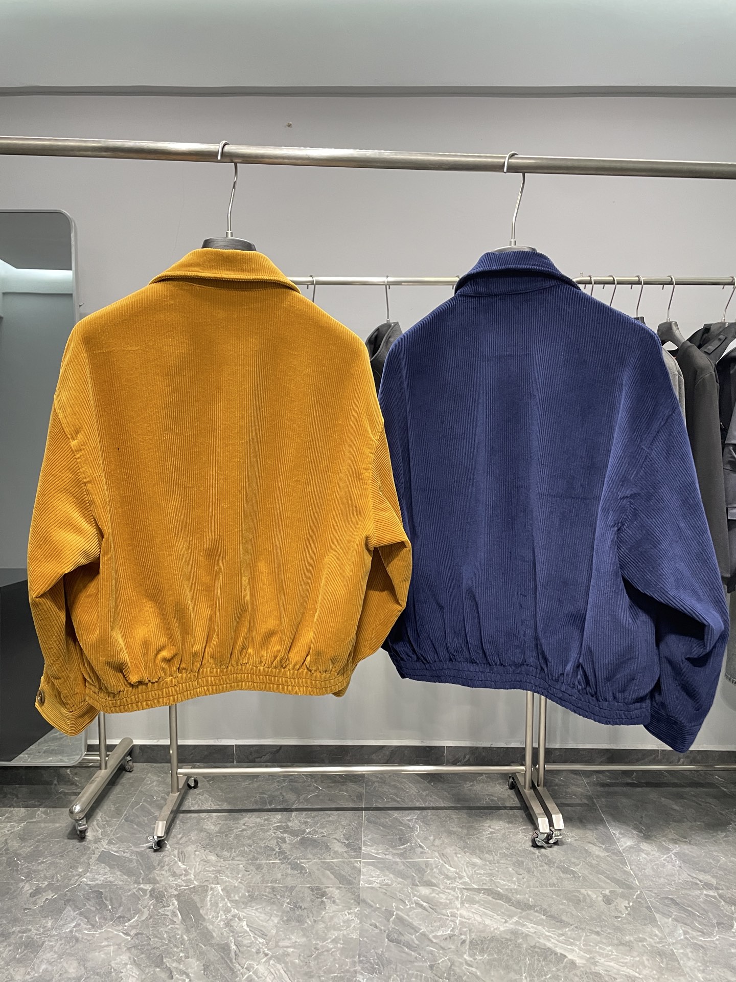 。蓝色码数：S。M。L。 2XL MIU25FW秋冬新款灯芯绒棉质复古翻领夹克，男女同款经典贴布刺绣标识