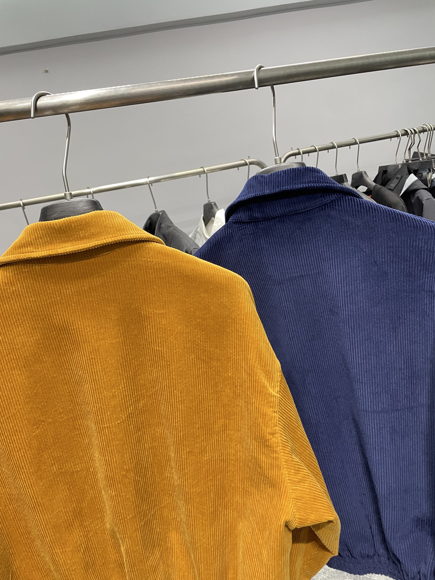 。蓝色码数：S。M。L。 2XL MIU25FW秋冬新款灯芯绒棉质复古翻领夹克，男女同款经典贴布刺绣标识