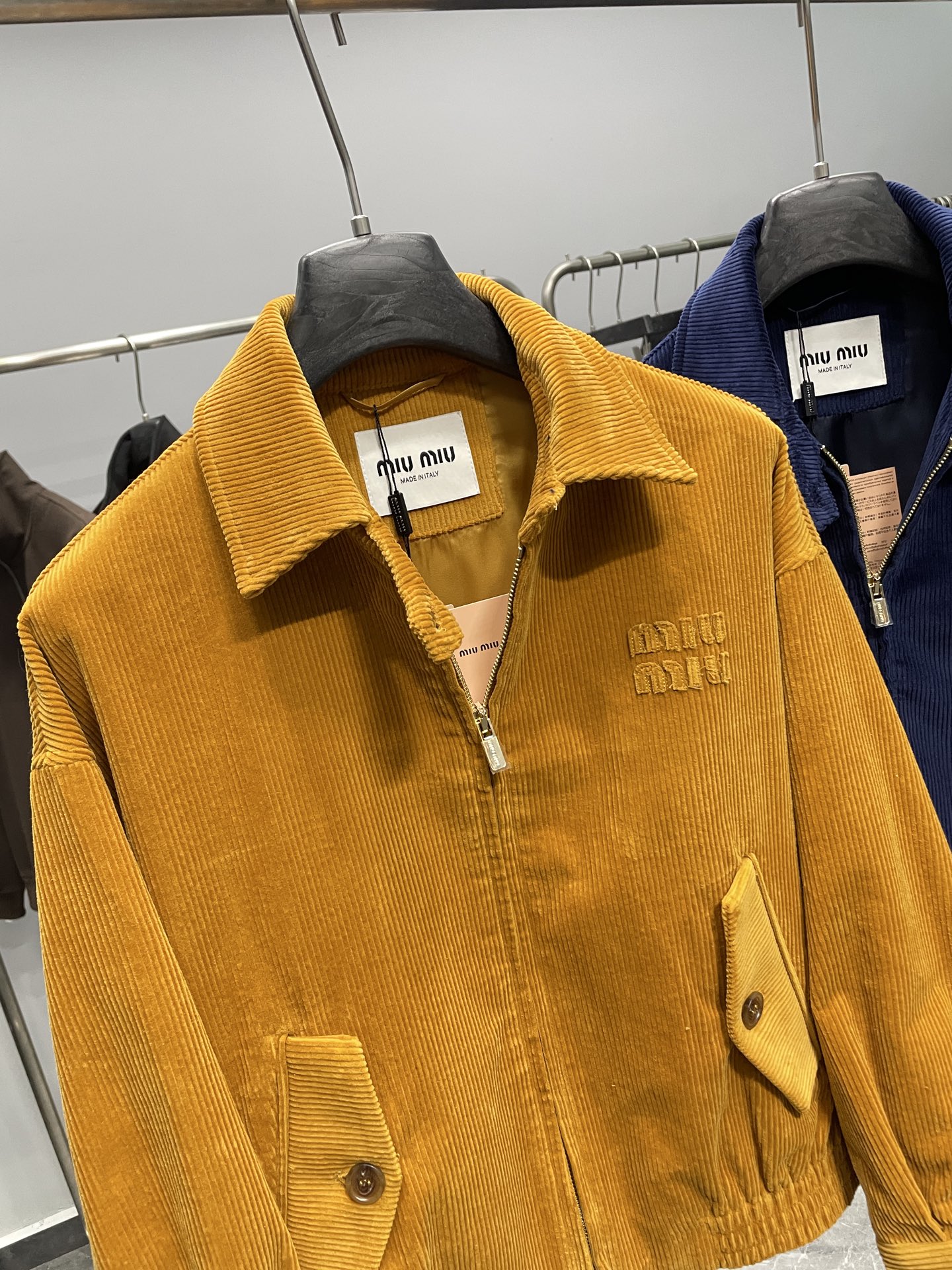 。蓝色码数：S。M。L。 2XL MIU25FW秋冬新款灯芯绒棉质复古翻领夹克，男女同款经典贴布刺绣标识