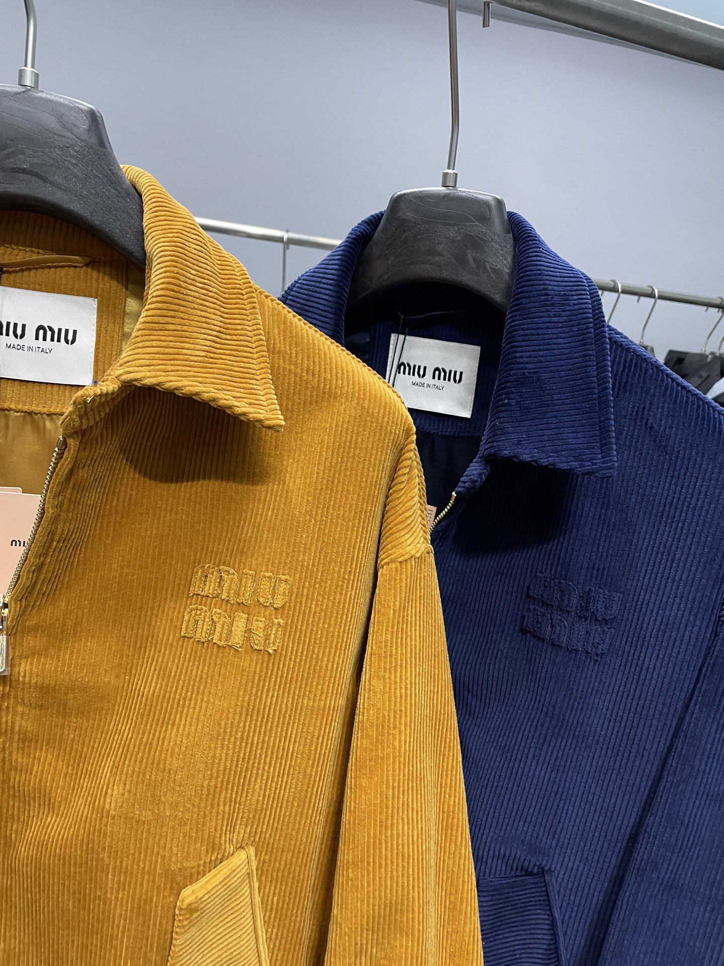 。蓝色码数：S。M。L。 2XL MIU25FW秋冬新款灯芯绒棉质复古翻领夹克，男女同款经典贴布刺绣标识