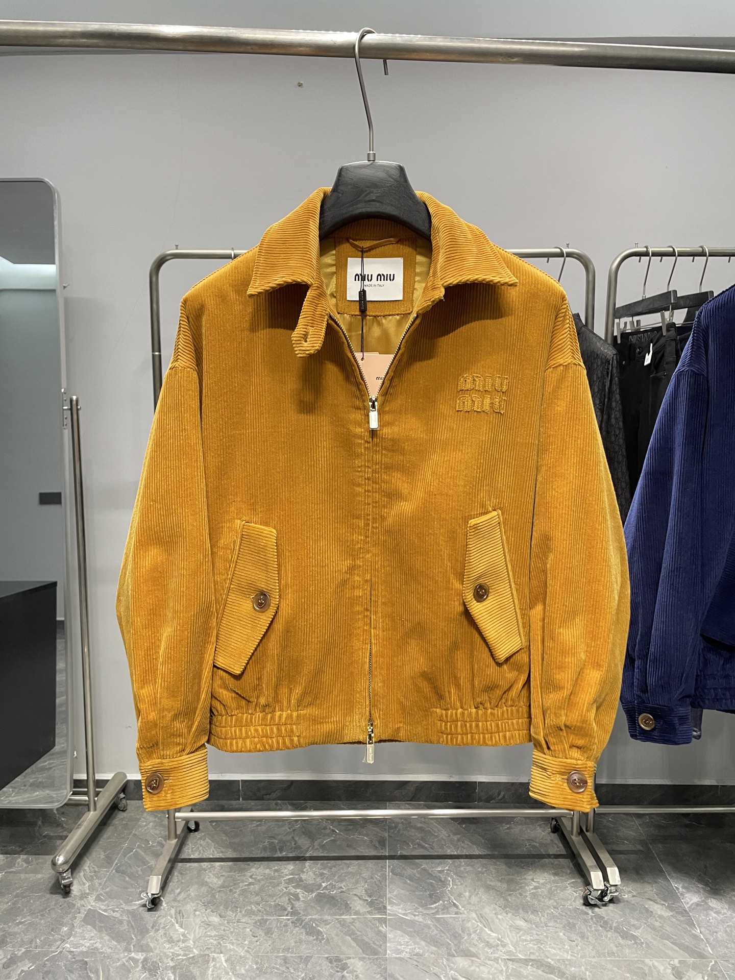 。蓝色码数：S。M。L。 2XL MIU25FW秋冬新款灯芯绒棉质复古翻领夹克，男女同款经典贴布刺绣标识