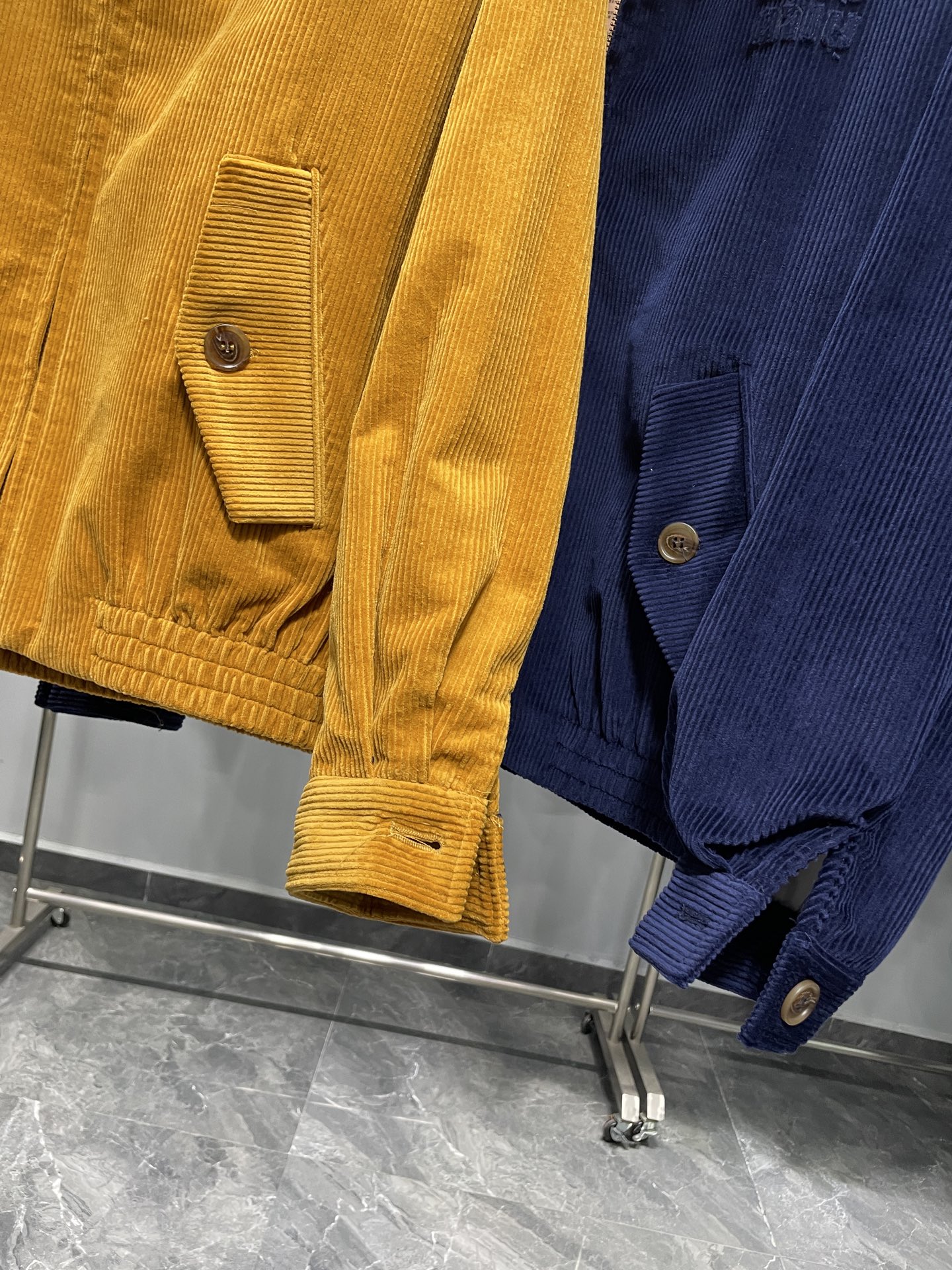 。蓝色码数：S。M。L。 2XL MIU25FW秋冬新款灯芯绒棉质复古翻领夹克，男女同款经典贴布刺绣标识