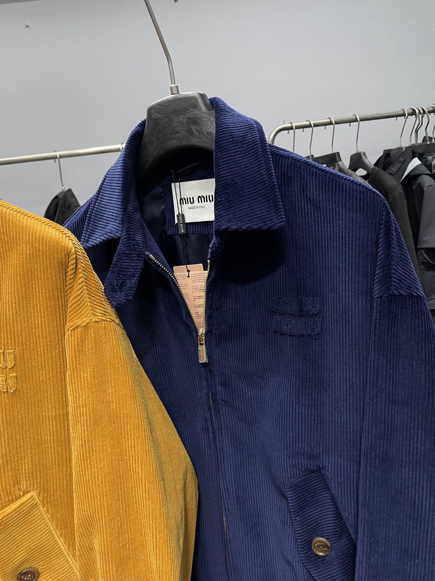 。蓝色码数：S。M。L。 2XL MIU25FW秋冬新款灯芯绒棉质复古翻领夹克，男女同款经典贴布刺绣标识