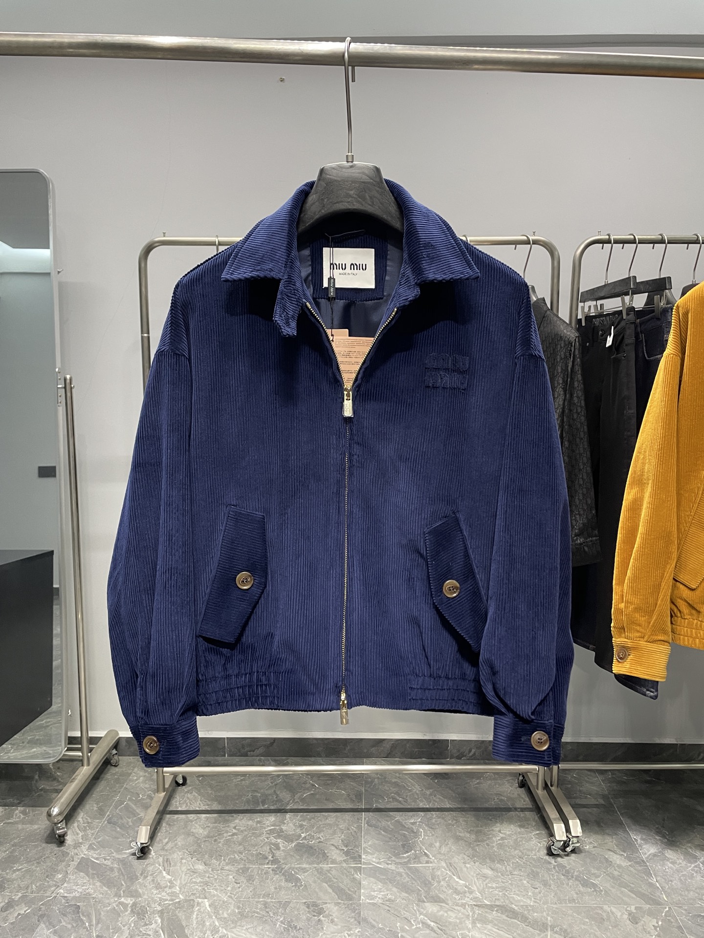 。蓝色码数：S。M。L。 2XL MIU25FW秋冬新款灯芯绒棉质复古翻领夹克，男女同款经典贴布刺绣标识