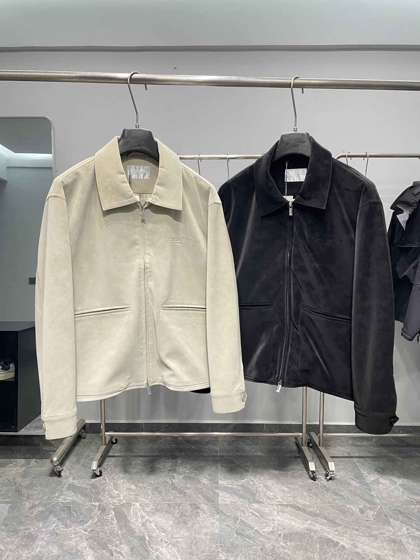 NO:525488,CD25FW autumn and winter new environmentally friendly suede lapel jacket, classic embossed logo stylish zipper jacket for men!  Trading companies have sparse channels and are released on the official website at the same time!  D's new leather jacket for autumn and winter has dedicated it, stands out with its unique charm and has become the focus of everyone's attention!  It is not just a piece of clothing, but also a manifestation of a life attitude, allowing you to always be at the forefront on the road of fashion!  The jacket is equipped with imported environmentally friendly suede material. When you touch it gently with your hands, the soft touch instantly spreads throughout your fingertips, as if you touch a cloud, and a sense of high-end arises naturally!  The design of the fully jacquard lining is even more eye-catching. The jacquard pattern is exquisite and unique, and every detail shows the designer's ingenuity!  Not only does it give people a beautiful enjoyment visually, but more importantly, it provides superior breathable comfort!  The classic embossed logo on the chest is low-key without losing its luxurious feeling, and inadvertently reveals a noble temperament!  Custom-made brand engraved zippers and buttons, the zipper is extremely smooth, without any stuttering when pulled, like a lively ribbon shuttled through!  The buttons are exquisite and compact, with clear and profound engravings on them, highlighting the quality and craftsmanship of the brand!  Although these small accessories seem inconspicuous, they add a lot of points to the entire leather jacket, making it perfect in the details!  The overall style is made of classic lapel jacket. This style has been baptized by years and has always been a classic work in the fashion industry. It can not only show the wearer's ability and neatness, but also have a sense of elegance and calmness!  Whether it is showing professional image in business occasions or showing personality in leisure time, it can be easily and competent!  Color khaki, black Size S-XXL Size reference; S size shoulder width 53 bust 118 long 65 sleeve length 59cm M size shoulder width 54 bust 122 long 67 sleeve length 60cm L size shoulder width 55 bust 126 long 69 sleeve length 61cm XL size shoulder width 56 bust 71 sleeve length 62cm XXL size shoulder width 57 bust 134 long 73 sleeve length 63cm Size recommended size (standard version) Height 174-140 catties, try on size M!  A boy can choose S code within 135 catties, a M code for 135-148 catties, a L code for 148-162 catties, a XL code for 162-176 catties, and a XXL code for 176-190 catties!  ,dior,jackets & coats,jackets & coats,leather jacket,chamois leather,alexander wang19860909CD25FW秋冬新款环保麂皮绒翻领夹克,男士经典压花标识时尚拉链夹克皮衣外套！贸易公司渠道稀出,同步官网发售！D家秋冬季全新皮衣外套奉献,凭借其独特的魅力脱颖而出,成为众人瞩目的焦点！它不仅仅是一件衣服,更是一种生活态度的体现,让你在时尚的道路上,始终走在前列！ 该夹克客供进口环保麂皮绒料,当你用手轻轻触摸上去,那柔软的触感瞬间传遍指尖,仿佛触摸到了云朵一般,高级感油然而生！全提花内衬的设计更是让人眼前一亮,提花的图案精致而独特,每一处细节都彰显着设计师的匠心独运！不仅在视觉上给人一种美的享受,更重要的是它提供了更加优越的透气舒适性！胸前经典压花标识,它低调而不失奢华感,在不经意间流露出一种高贵的气质！ 客供定制品牌刻印拉链及纽扣,拉链顺滑无比,拉动时没有丝毫的卡顿感,就像一条灵动的丝带在穿梭！纽扣则精致小巧,上面的刻印清晰而深刻,彰显着品牌的品质和工艺！这些小小的辅料虽然看似不起眼,但却为整件皮衣增添了不少分数,让它在细节之处也尽显完美！整体采用经典翻领夹克版型,这种版型历经岁月的洗礼,始终是时尚界的经典之作,它既能展现出穿着者的干练与利落,又不失一份优雅与从容！无论是在商务场合中展现专业形象,还是在休闲时光里彰显个性风采,它都能轻松胜任！ 颜色卡其色、黑色 尺码S-XXL 尺寸参考； S码肩宽53胸围118衣长65袖长59cm M码肩宽54胸围122衣长67袖长60cm L码肩宽55胸围126衣长69袖长61cm XL码肩宽56胸围衣长71袖长62cm XXL码肩宽57胸围134衣长73袖长63cm 尺码推荐（标准版型） 身高174-140斤,试穿M码合适！ 男生体重135斤以内选择S码,135-148斤选择M码,148-162斤选择L码,162-176斤选择XL码,176-190斤选择XXL码！,,dior,jackets & coats,jackets & coats,leather jacket,chamois leather,alexander wang,Men's clothing