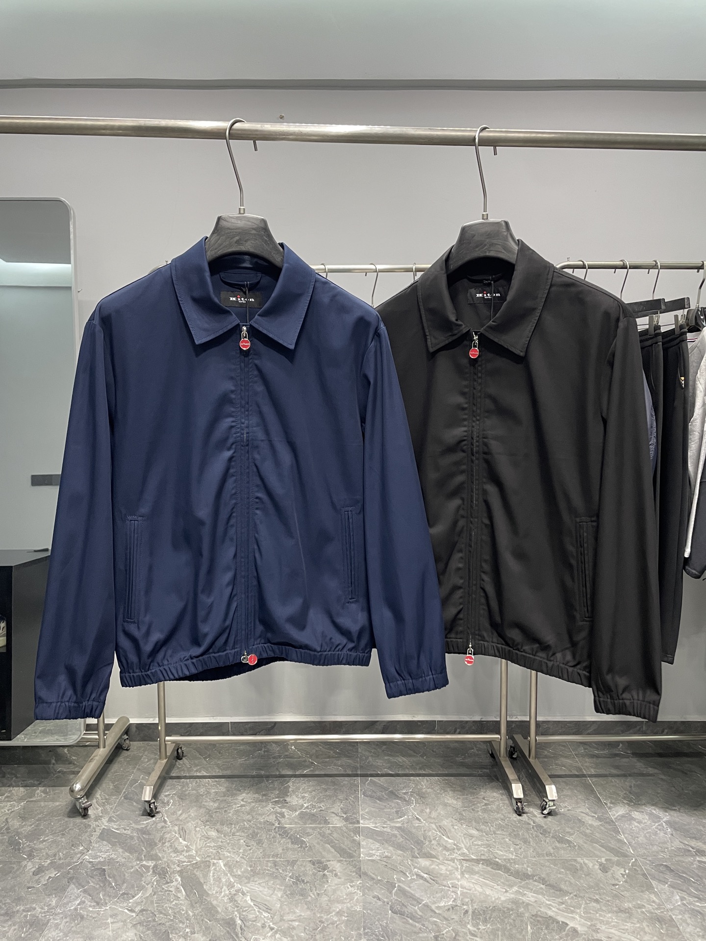 NO:525511,KIT25FW autumn and winter new Gadarin twill cotton lapel jacket, classic red zipper for men's decoration business casual executive jacket!  Trading companies have sparse channels and are released on the official website at the same time!  Kiton's new Gadarin lapel jacket has become a model of high-end and luxurious items in the fashion industry with its unparalleled quality and exquisite design!  The jacket is selected for imported Gadarin twill cotton. The texture is crisp and stylish, as if it has its own skeleton. No matter how you fiddle with it, you can quickly return to its original crisp appearance and always maintain a perfect shape!  Moreover, it has a charming luster. Under the light, it will emit a low-key and luxurious light, as if telling its extraordinary origin!  With this high-quality fabric alone, it stands out among many jackets and becomes a well-deserved luxury item, making everyone who owns it proud!  The two-way zipper opening and closing method of the placket design, the iconic red zipper head looks particularly eye-catching on a dark jacket, like a beacon in the dark, instantly attracting everyone's attention. It is a symbol of brand charm!  The jacket's cuffs are elastic tightened. When you put your arms into the sleeves, the elastic tightened cuffs will gently wrap your wrists, neither too tight, making you feel uncomfortable, nor too loose, causing cold air to pour in!  This perfect fit not only brings a comfortable experience to the wearer, but also visually modifies the lines of the arm, making your arms look longer and neat!  From the overall look, this jacket follows the classic executive jacket style. It is simple and generous, without too much complicated decoration, but it reveals a capable and steady temperament everywhere!  This style has been tested by time and is an eternal classic in the fashion world!  Color navy blue, black Size S-XXL Size reference S S shoulder width 49 bust 114 length 65 sleeves 58cm M Shoulder width 50 bust 118 length 67 sleeves 59cm L Shoulder width 51 bust 122 length 69 sleeves 60cm XL Shoulder width 52 bust 126 length 71 sleeves 61cm XXL Shoulder width 53 bust 130 length 73 sleeves 62cm Size recommended (standard version) Height 174-140 catties, try on size M!  A boy can choose S code within 130 catties, a M code for 130-143 catties, a L code for 143-156 catties, a XL code for 156-170 catties, and a XXL code for 170-186 catties!  ,,jackets & coats,jackets & coats,alexander wang19860909KIT25FW秋冬新款华达呢斜纹棉质翻领夹克,男士经典红色拉链装饰商务休闲行政夹克外套！贸易公司渠道稀出,同步官网发售！Kiton全新华达呢翻领夹克,凭借着无与伦比的品质与精致的设计,成为时尚界中高奢单品的典范！ 该夹克甄选客供进口华达呢斜纹棉布,质地挺括有型,仿佛拥有自己的骨架一般,无论你怎么摆弄,都能迅速恢复原本的挺括模样,始终保持着完美的形态！而且它还富有迷人的光泽感,在光线的照耀下,会散发出一种低调而又奢华的光芒,仿佛在诉说着它的不凡出身！仅仅是凭借着这优质的面料,它便足以在众多夹克中脱颖而出,成为当之无愧的高奢单品,让每一个拥有它的人都为之骄傲！门襟设计双向拉链开合的方式,标志性的红色拉链头在一片深色的夹克上,显得格外醒目亮眼,如同黑暗中的一盏明灯,瞬间吸引了所有人的目光,它是品牌魅力的象征！ 夹克的袖口采用了弹力收紧设计,当你将手臂伸进袖子里,弹力收紧的袖口会温柔地包裹住你的手腕,既不会过于紧绷,让你感到不适,也不会过于宽松,导致冷风灌入！这种恰到好处的贴合感,不仅为穿着者带来了舒适的体验,还能在视觉上起到修饰手臂线条的作用,让你的手臂看起来更加修长、利落！从整体版型来看,这件夹克遵循了经典的行政夹克版型.它简洁大方,没有过多繁杂的装饰,却处处透露着一种干练、稳重的气质！这种版型经过了时间的考验,是时尚界中永恒的经典！ 颜色藏青色、黑色 尺码S-XXL 尺寸参考 S码肩宽49胸围114衣长65袖长58cm  M码肩宽50胸围118衣长67袖长59cm  L码肩宽51胸围122衣长69袖长60cm  XL码肩宽52胸围126衣长71袖长61cm  XXL码肩宽53胸围130衣长73袖长62cm  尺码推荐（标准版型） 身高174-140斤,试穿M码合适！ 男生体重130斤以内选择S码,130-143斤选择M码,143-156斤选择L码,156-170斤选择XL码,170-186斤选择XXL码！,,jackets & coats,jackets & coats,alexander wang,Men's clothing