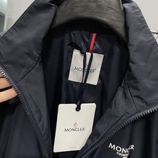 ~MON25FW秋季新品男士尼龙休闲夹克外套!采用经典的深蓝色调,颜色沉稳大气,适合多种场合穿着。款式为 ~MON25FW秋季新品男士尼龙休闲夹克外套!采用经典的深蓝色调,颜色沉稳大气,适合多种场合穿着。款式为