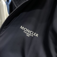 ~MON25FW秋季新品男士尼龙休闲夹克外套!采用经典的深蓝色调,颜色沉稳大气,适合多种场合穿着。款式为 ~MON25FW秋季新品男士尼龙休闲夹克外套!采用经典的深蓝色调,颜色沉稳大气,适合多种场合穿着。款式为