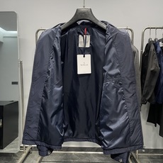 ~MON25FW秋季新品男士尼龙休闲夹克外套!采用经典的深蓝色调,颜色沉稳大气,适合多种场合穿着。款式为 ~MON25FW秋季新品男士尼龙休闲夹克外套!采用经典的深蓝色调,颜色沉稳大气,适合多种场合穿着。款式为