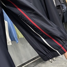 ~MON25FW秋季新品男士尼龙休闲夹克外套!采用经典的深蓝色调,颜色沉稳大气,适合多种场合穿着。款式为 ~MON25FW秋季新品男士尼龙休闲夹克外套!采用经典的深蓝色调,颜色沉稳大气,适合多种场合穿着。款式为