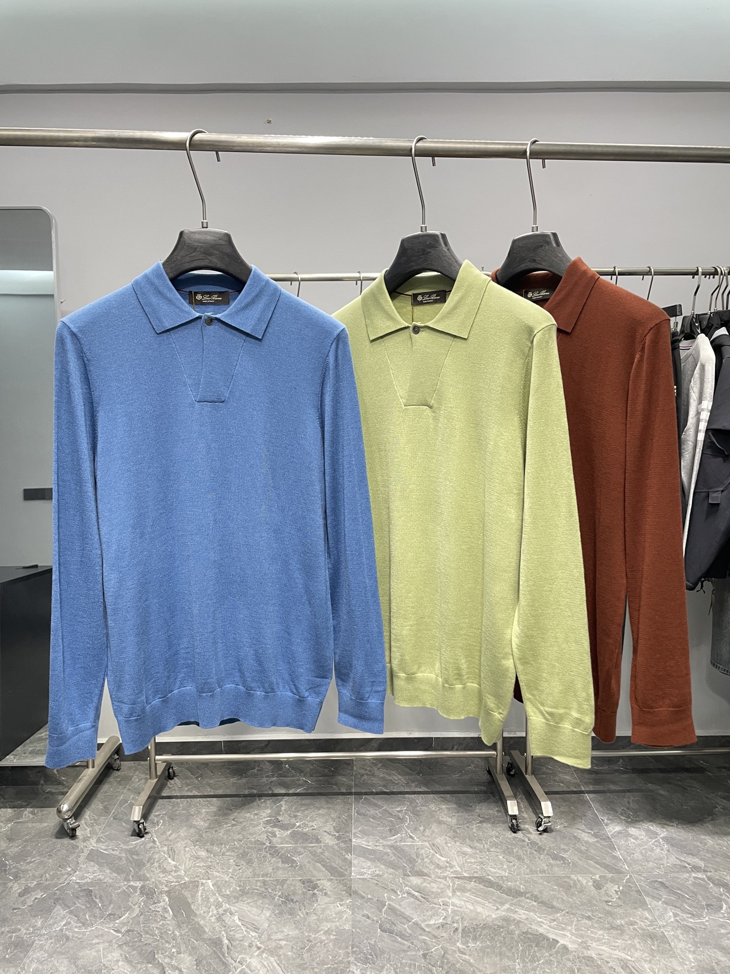 NO:531282,BC25FW autumn and winter new mulberry silk wool blend solid color knitted lapel sweater, men's one-button design basic casual pullover sweater knitted sweater!  Trading companies have sparse channels and are released on the official website at the same time!  BC Home's new base shirts for 25 years in autumn and winter are dedicated. Whether it is the selection and craftsmanship of fabrics, the design and details of styles, they all demonstrate the brand's pursuit of quality and fashion!  The sweater is made of customer-supplied mulberry silk wool blended yarn, with 5 mulberry silk + 5 wool + 8 acrylic ultra-flexible fiber polyester fiber. It is made by the super-fine weaving process of imported machines. The fabric feels thin and silky, and the close-fitting feel is extremely soft and skin-friendly, and it also takes into account the warmth!  The sweater is designed in solid color throughout the body, giving people a simple and fashionable feeling. The one-button lapel design adds some small highlights and uniqueness to the whole body, and improves the overall quality and fashion!  In terms of layout design, this sweater adopts a basic conventional lapel style design. This style not only meets the needs of men's daily commuting matching, but also shows the elegant and confident temperament of men!  Color caramel, colored blue, fruit green Size 48-56 Size reference Size 48: Shoulder width 43 bust 100 sleeve length 60 clothes 68 Size 50: Shoulder width 44 bust 104 sleeve length 61 clothes 69 Size 52: Shoulder width 45 bust 108 sleeve length 62 clothes 70 Size 54: Shoulder width 46 bust 112 sleeve length 63 clothes 71 Size 56: Shoulder width 47 bust 116 sleeve length 64 clothes 72, chanel, sweaters, alexander wang19860909BC25FW秋冬新款桑蚕丝羊毛混纺纯色针织翻领毛衣,男士一粒扣设计基础休闲套头毛衣针织衫！贸易公司渠道稀出,同步官网发售！BC家25年秋冬季新品打底衫奉献,无论是面料的选择和工艺,还是款式的设计和细节处理,都彰显出品牌对于品质和时尚的追求！ 该毛衣采用了客供桑蚕丝羊毛混纺纱线,成分5桑蚕丝+5羊毛+8晴纶超柔纤维聚酯纤维,经过进口机器的超精细织法工艺制成,面料的手感轻薄丝滑,贴身触感极致软糯亲肤,同时也兼顾到了保暖性！毛衣全身采用纯色设计,给人一种简约而时尚的感觉,一粒扣翻领设计,则为整体增添了一些小小的亮点和独特之处,提升了整体的品质和时尚度！在版型设计上,这款毛衣采用了基础常规的翻领版型设计,这样的版型不仅符合男士日常通勤搭配的需求,还能够展现出男性优雅而自信的气质！ 颜色焦糖色、彩兰色、果绿色 尺码48-56 尺寸参考 48码:肩宽43胸围100袖长60衣长68 50码:肩宽44胸围104袖长61衣长69 52码:肩宽45胸围108袖长62衣长70 54码:肩宽46胸围112袖长63衣长71 56码:肩宽47胸围116袖长64衣长72,,chanel,sweaters,alexander wang,Men's clothing