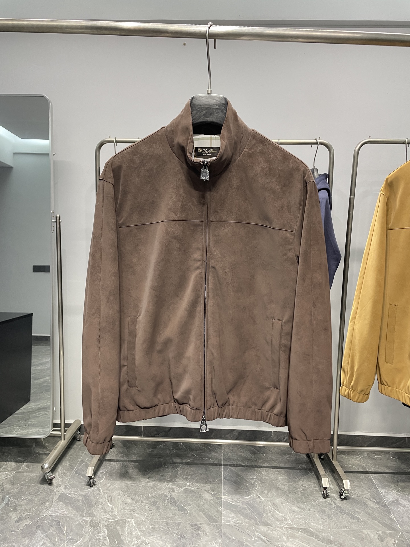 。 黄色码数：S。M。XL。2XL。LFW秋冬新款进口环保麂皮绒立领夹克，男士立体拼接裁剪商务休闲百搭拉