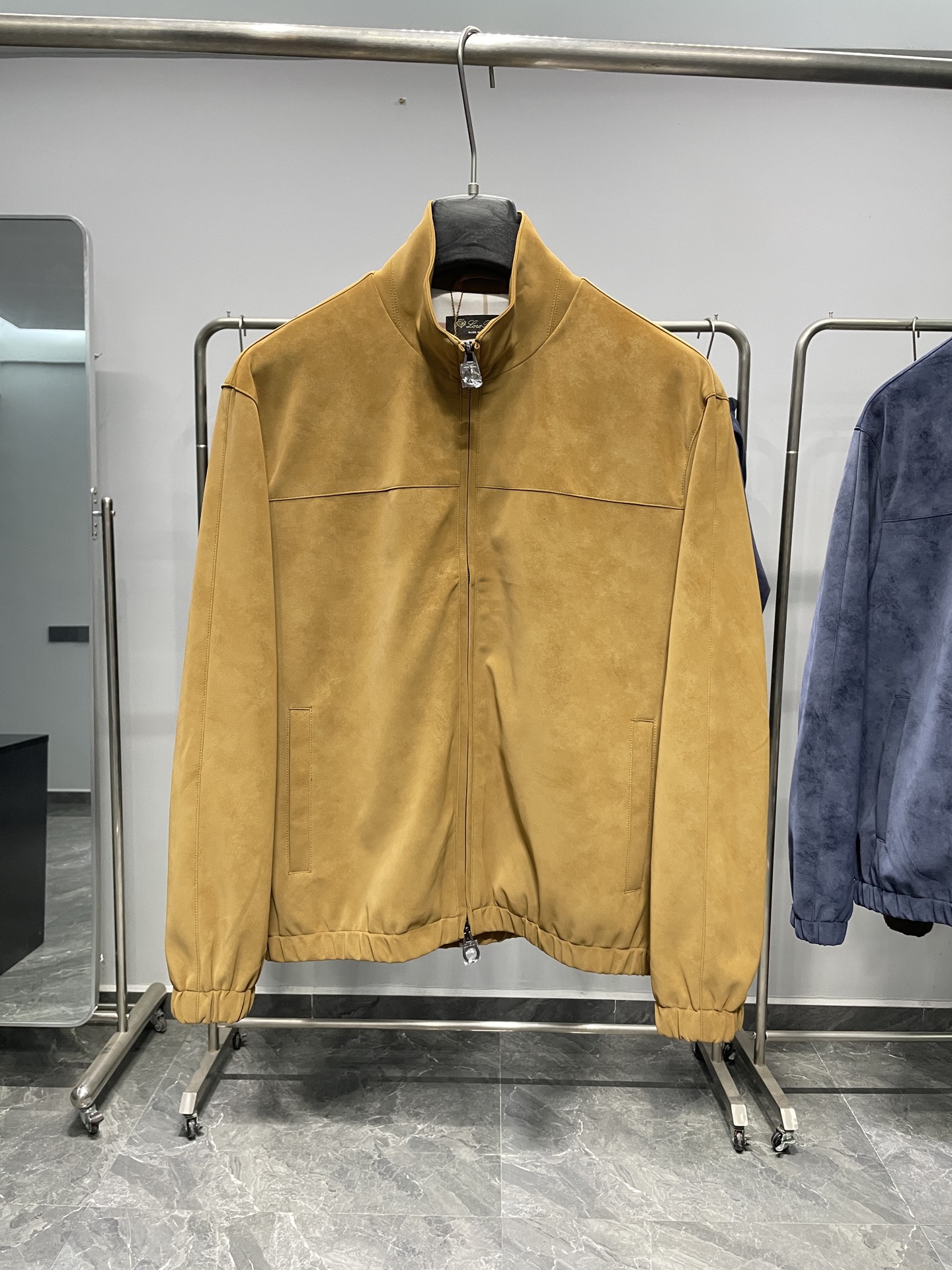 。 黄色码数：S。M。XL。2XL。LFW秋冬新款进口环保麂皮绒立领夹克，男士立体拼接裁剪商务休闲百搭拉