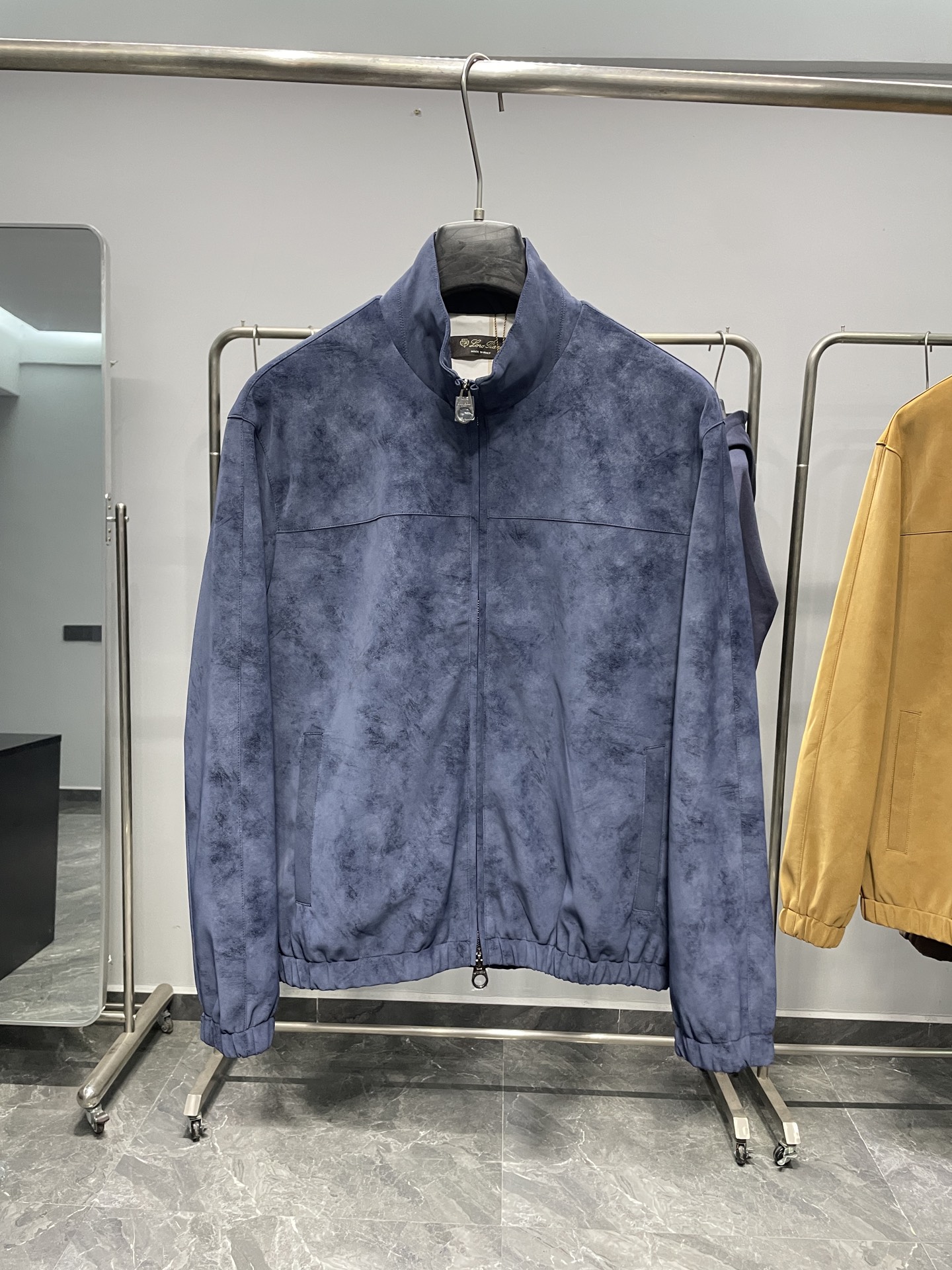 。 黄色码数：S。M。XL。2XL。LFW秋冬新款进口环保麂皮绒立领夹克，男士立体拼接裁剪商务休闲百搭拉
