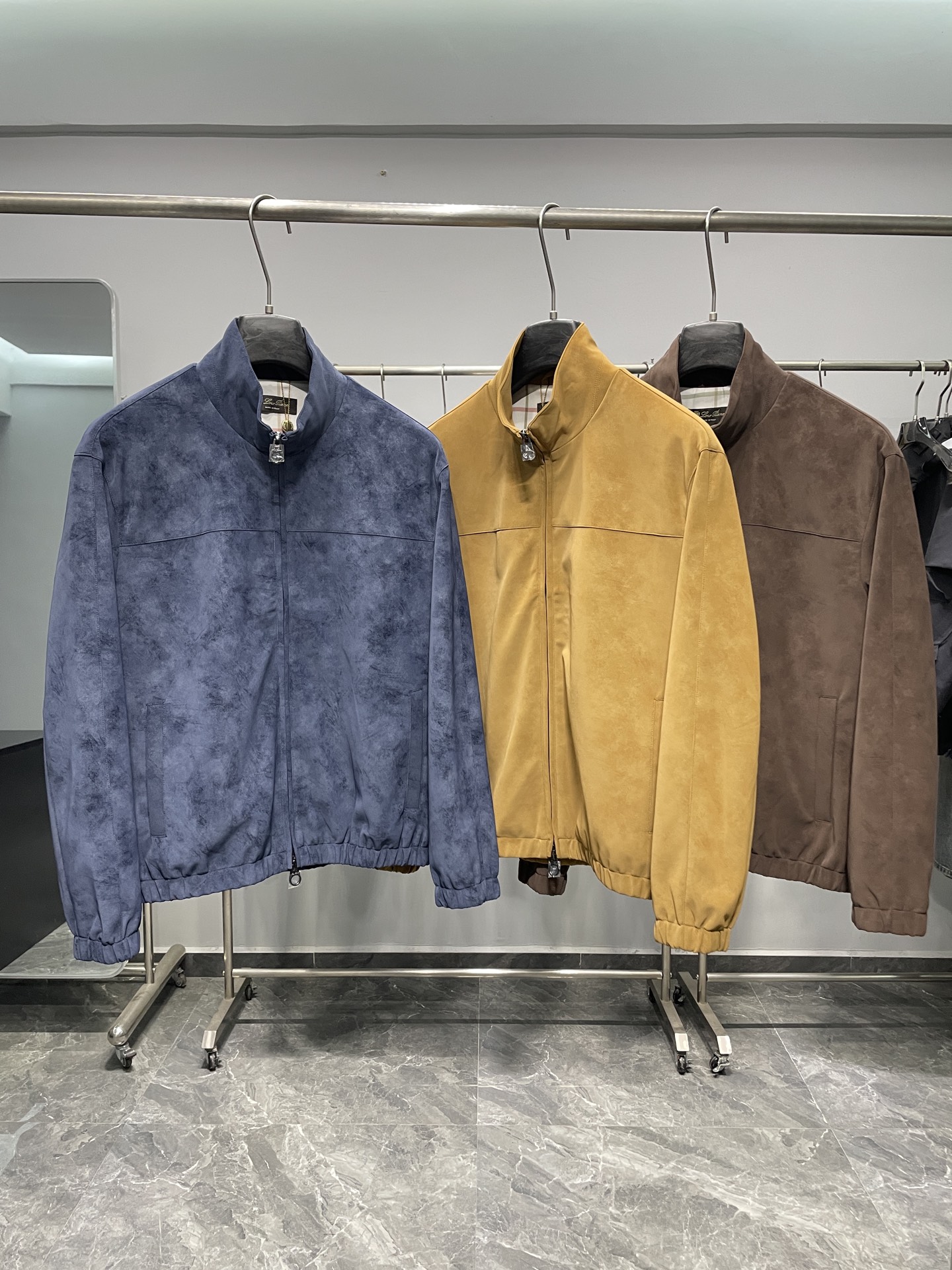 。 黄色码数：S。M。XL。2XL。LFW秋冬新款进口环保麂皮绒立领夹克，男士立体拼接裁剪商务休闲百搭拉