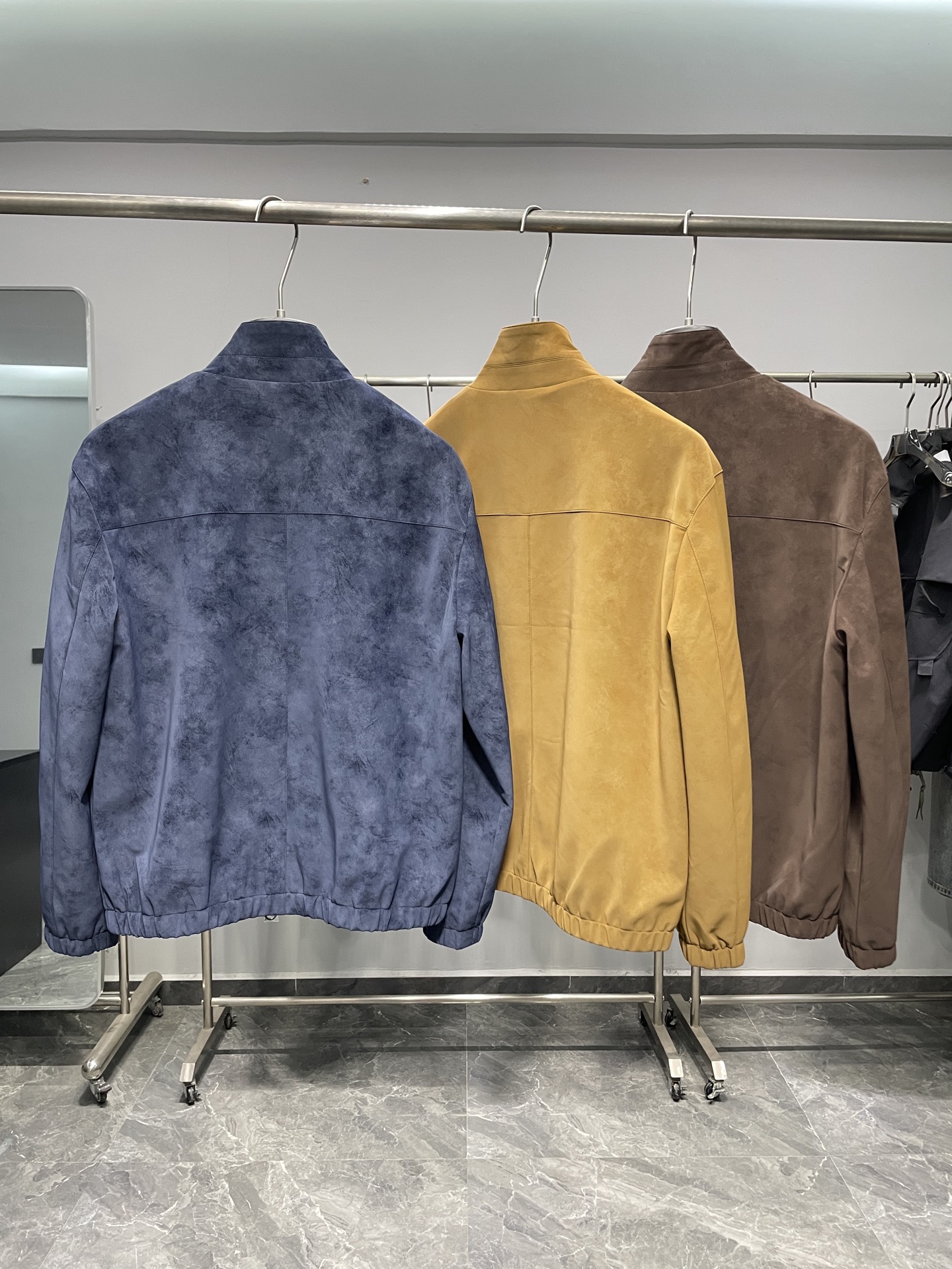 。 黄色码数：S。M。XL。2XL。LFW秋冬新款进口环保麂皮绒立领夹克，男士立体拼接裁剪商务休闲百搭拉