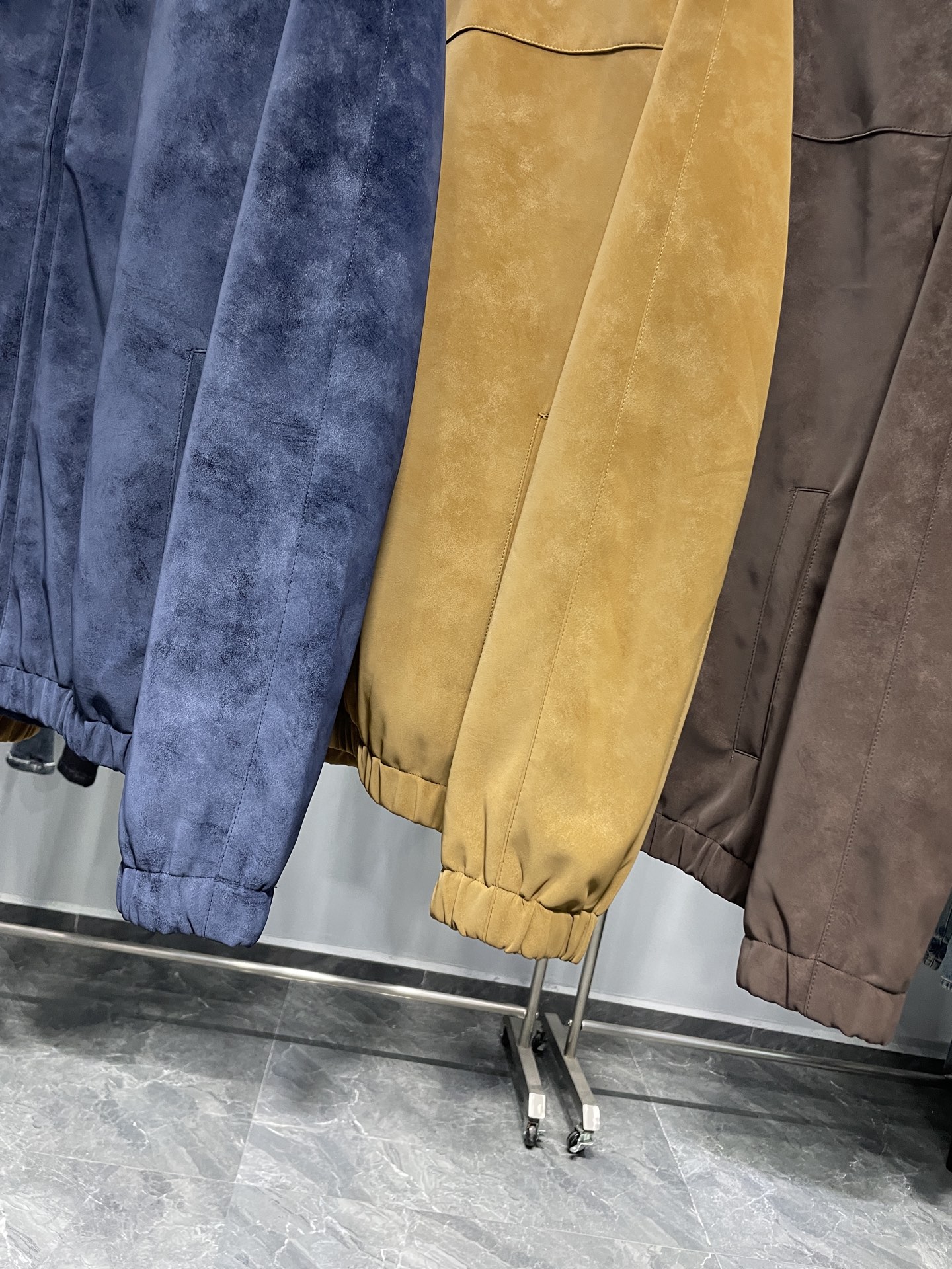 。 黄色码数：S。M。XL。2XL。LFW秋冬新款进口环保麂皮绒立领夹克，男士立体拼接裁剪商务休闲百搭拉