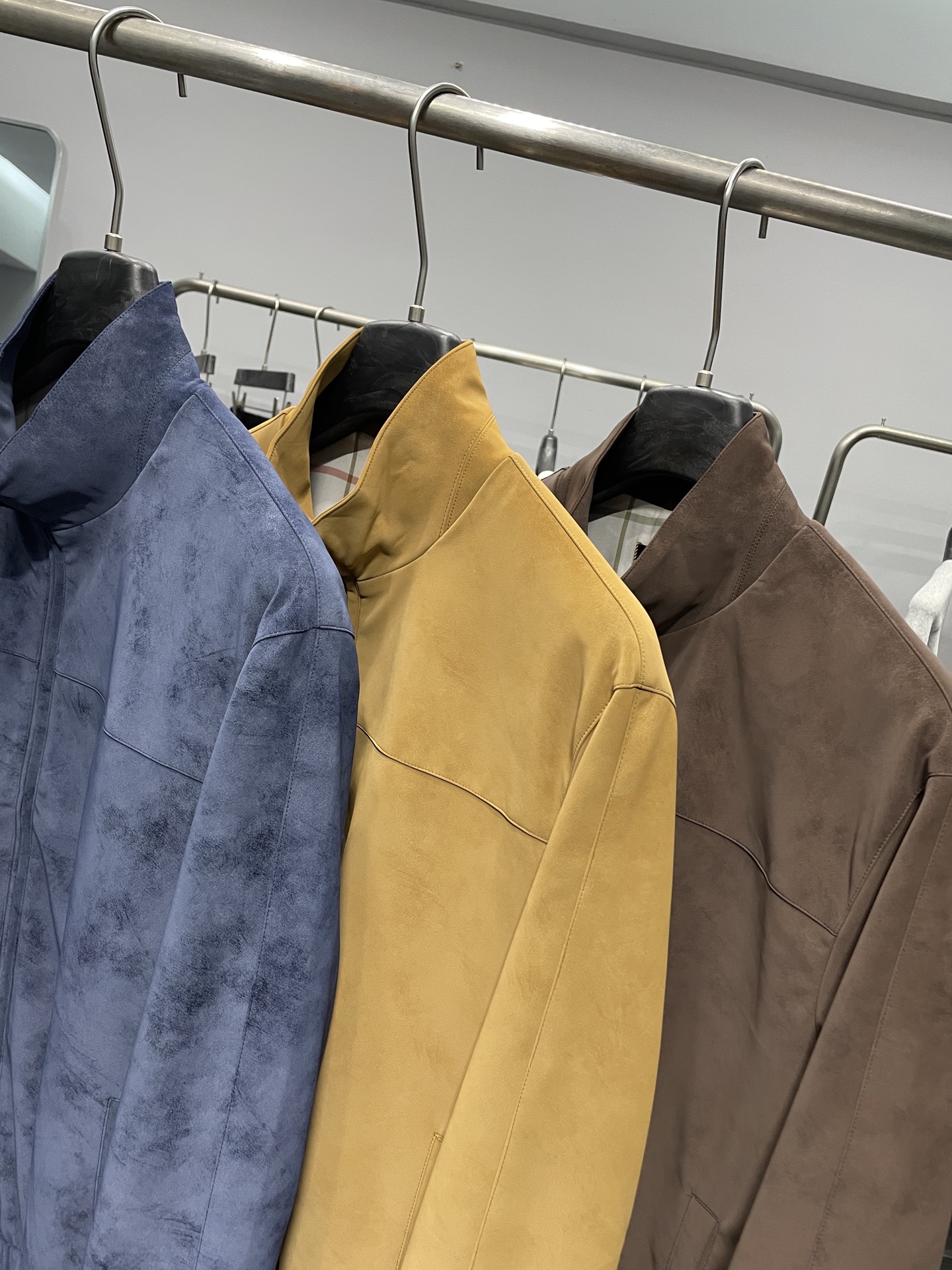 。 黄色码数：S。M。XL。2XL。LFW秋冬新款进口环保麂皮绒立领夹克，男士立体拼接裁剪商务休闲百搭拉