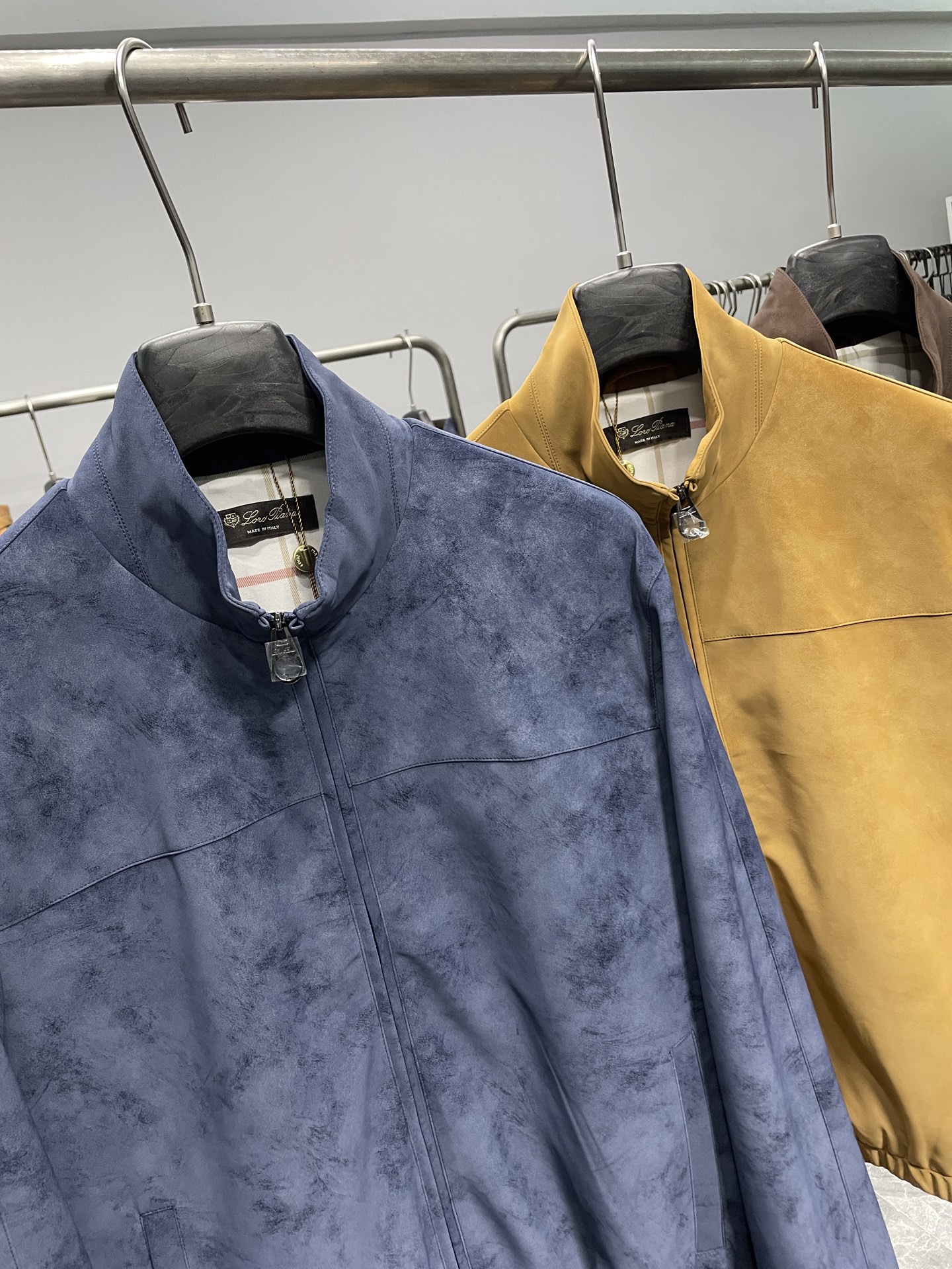 。 黄色码数：S。M。XL。2XL。LFW秋冬新款进口环保麂皮绒立领夹克，男士立体拼接裁剪商务休闲百搭拉