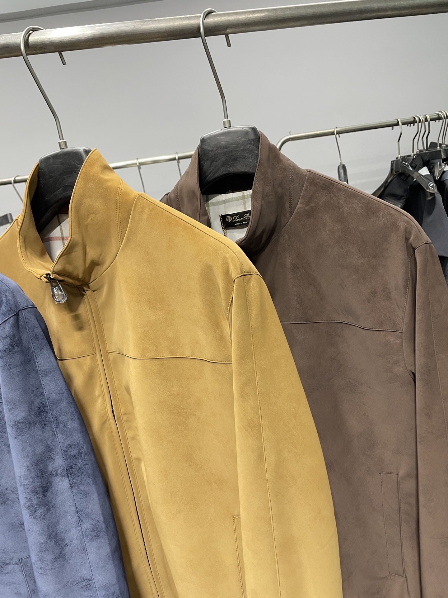 。 黄色码数：S。M。XL。2XL。LFW秋冬新款进口环保麂皮绒立领夹克，男士立体拼接裁剪商务休闲百搭拉