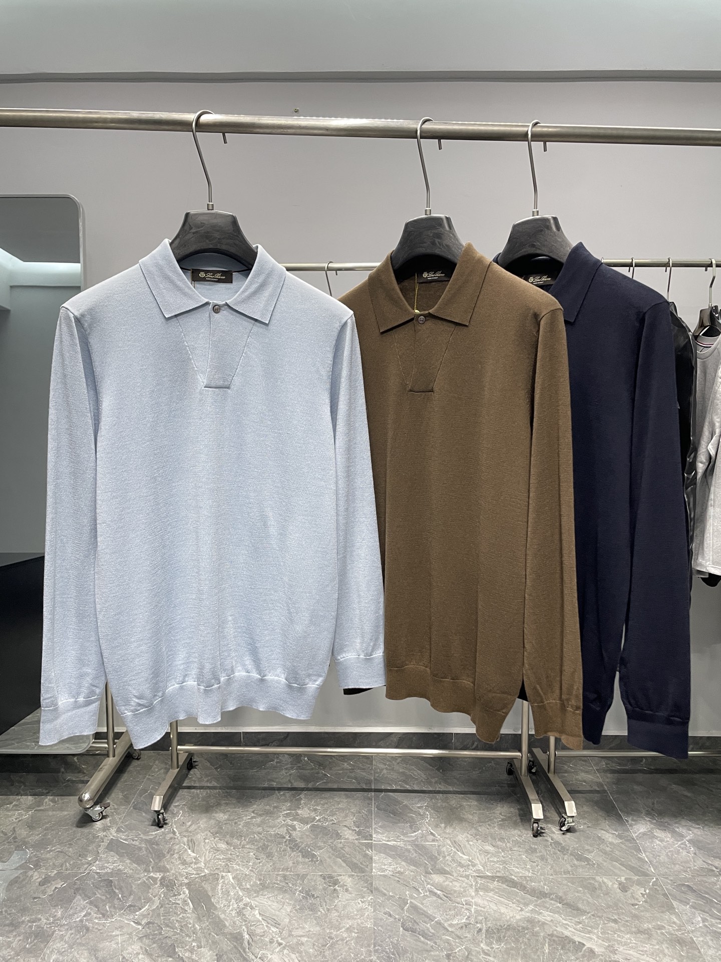 NO:613410,25FW new autumn and winter mulberry silk wool blended solid color knitted lapel sweater, men's one-button design basic casual pullover sweater!  Trading company channels are rare and available on the official website simultaneously!  BC's 25th autumn and winter new product base shirts are presented. Whether it is the selection of fabrics and craftsmanship, or the design and detail processing of styles, they all demonstrate the brand's pursuit of quality and fashion!  This sweater is made of mulberry silk and wool blended yarn supplied by customers. It is composed of 5 mulberry silk + 5 wool + 8 acrylic super soft fiber polyester fibers. It is made through the ultra-fine weaving process of imported machines. The fabric feels light and silky, and feels extremely soft and skin-friendly against the body. It also takes into account the warmth!  The sweater is designed in solid colors throughout, giving it a simple and fashionable feel. The one-button lapel design adds some small highlights and uniqueness to the whole, improving the overall quality and fashion!  In terms of style design, this sweater adopts a basic and conventional lapel style design. This style not only meets the needs of men's daily commuting matching, but also shows the elegant and confident temperament of men!  Color aqua, brown, navy Size 48-56 Size reference 48 size: shoulder width 43 bust 100 sleeve length 60 clothing length 68 50 size: shoulder width 44 bust 104 sleeve length 61 clothing length 69 52 size: shoulder width 45 bust 108 sleeve length 62 clothing length 70 54 size: shoulder width 46 bust 112 sleeve length 63 clothing length 71  Size 56: shoulder width 47, bust 116, sleeve length 64, dress length 72, chanel, sweaters, alexander wang1986090925FW秋冬新款桑蚕丝羊毛混纺纯色针织翻领毛衣,男士一粒扣设计基础休闲套头毛衣针织衫！贸易公司渠道稀出,同步官网发售！BC家25年秋冬季新品打底衫奉献,无论是面料的选择和工艺,还是款式的设计和细节处理,都彰显出品牌对于品质和时尚的追求！ 该毛衣采用了客供桑蚕丝羊毛混纺纱线,成分5桑蚕丝+5羊毛+8晴纶超柔纤维聚酯纤维,经过进口机器的超精细织法工艺制成,面料的手感轻薄丝滑,贴身触感极致软糯亲肤,同时也兼顾到了保暖性！毛衣全身采用纯色设计,给人一种简约而时尚的感觉,一粒扣翻领设计,则为整体增添了一些小小的亮点和独特之处,提升了整体的品质和时尚度！在版型设计上,这款毛衣采用了基础常规的翻领版型设计,这样的版型不仅符合男士日常通勤搭配的需求,还能够展现出男性优雅而自信的气质！ 颜色水兰色、咖色、藏青色 尺码48-56 尺寸参考 48码:肩宽43胸围100袖长60衣长68 50码:肩宽44胸围104袖长61衣长69 52码:肩宽45胸围108袖长62衣长70 54码:肩宽46胸围112袖长63衣长71 56码:肩宽47胸围116袖长64衣长72,,chanel,sweaters,alexander wang,Men's clothing