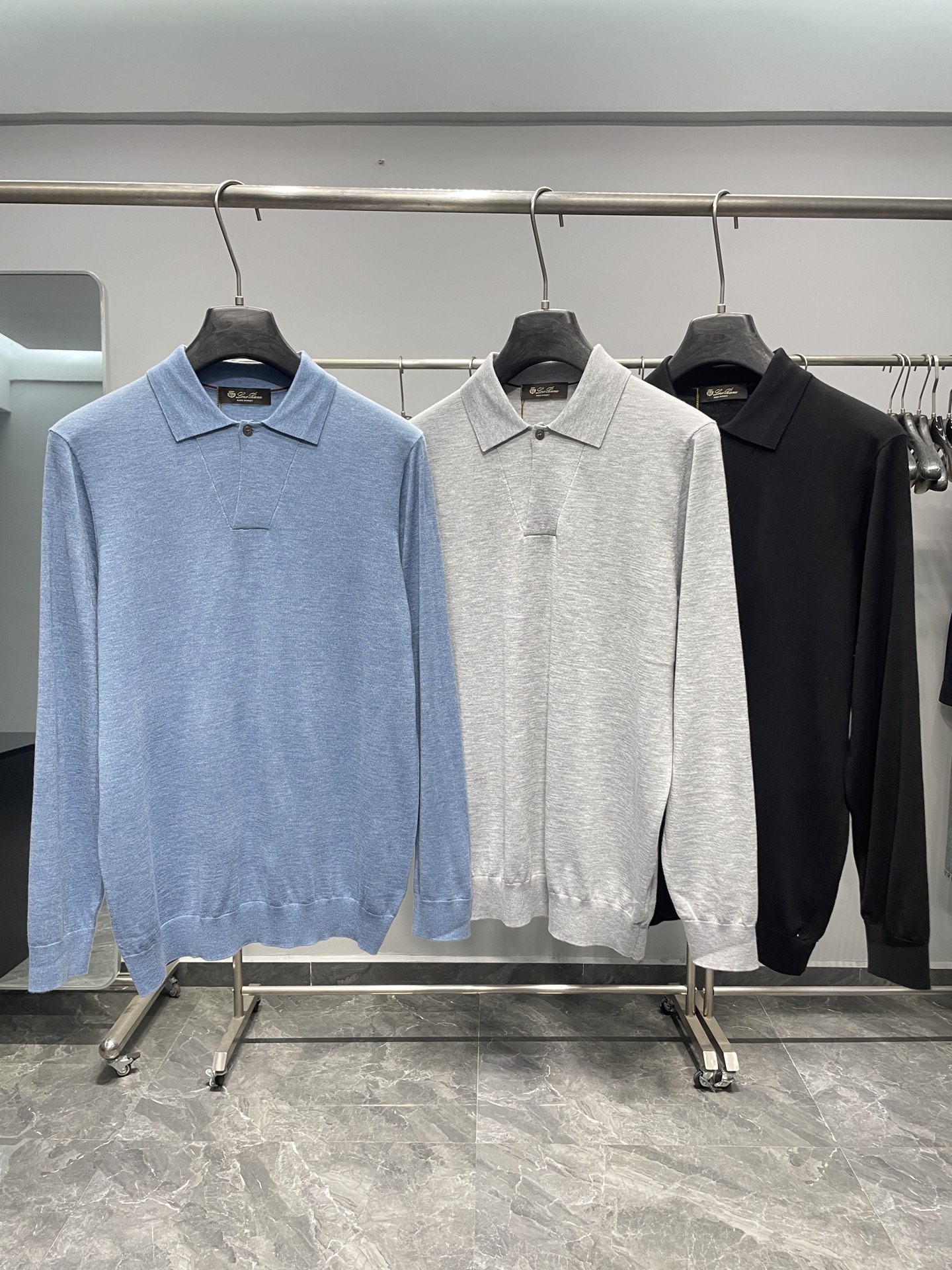 NO:531292,BC25FW autumn and winter new mulberry silk wool blend solid color knitted lapel sweater, men's one-button design basic casual pullover sweater knitted sweater!  Trading companies have sparse channels and are released on the official website at the same time!  BC Home's new base shirts for 25 years in autumn and winter are dedicated. Whether it is the selection and craftsmanship of fabrics, the design and details of styles, they all demonstrate the brand's pursuit of quality and fashion!  The sweater is made of customer-supplied mulberry silk wool blended yarn, with 5 mulberry silk + 5 wool + 8 acrylic ultra-flexible fiber polyester fiber. It is made by the super-fine weaving process of imported machines. The fabric feels thin and silky, and the close-fitting feel is extremely soft and skin-friendly, and it also takes into account the warmth!  The sweater is designed in solid color throughout the body, giving people a simple and fashionable feeling. The one-button lapel design adds some small highlights and uniqueness to the whole body, and improves the overall quality and fashion!  In terms of layout design, this sweater adopts a basic conventional lapel style design. This style not only meets the needs of men's daily commuting matching, but also shows the elegant and confident temperament of men!  Color blue, frost white gray, black Size 48-56 Size reference Size 48: Shoulder width 43 bust 100 sleeve length 60 clothes 68 Size 50: Shoulder width 44 bust 104 sleeve length 61 clothes 69 Size 52: Shoulder width 45 bust 108 sleeve length 62 clothes 70 Size 54: Shoulder width 46 bust 112 sleeve length 63 clothes 71 Size 56: Shoulder width 47 bust 116 sleeve length 64 clothes 72, chanel, sweaters, alexander wang19860909BC25FW秋冬新款桑蚕丝羊毛混纺纯色针织翻领毛衣,男士一粒扣设计基础休闲套头毛衣针织衫！贸易公司渠道稀出,同步官网发售！BC家25年秋冬季新品打底衫奉献,无论是面料的选择和工艺,还是款式的设计和细节处理,都彰显出品牌对于品质和时尚的追求！ 该毛衣采用了客供桑蚕丝羊毛混纺纱线,成分5桑蚕丝+5羊毛+8晴纶超柔纤维聚酯纤维,经过进口机器的超精细织法工艺制成,面料的手感轻薄丝滑,贴身触感极致软糯亲肤,同时也兼顾到了保暖性！毛衣全身采用纯色设计,给人一种简约而时尚的感觉,一粒扣翻领设计,则为整体增添了一些小小的亮点和独特之处,提升了整体的品质和时尚度！在版型设计上,这款毛衣采用了基础常规的翻领版型设计,这样的版型不仅符合男士日常通勤搭配的需求,还能够展现出男性优雅而自信的气质！ 颜色彩蓝色、霜白灰、黑色 尺码48-56 尺寸参考 48码:肩宽43胸围100袖长60衣长68 50码:肩宽44胸围104袖长61衣长69 52码:肩宽45胸围108袖长62衣长70 54码:肩宽46胸围112袖长63衣长71 56码:肩宽47胸围116袖长64衣长72,,chanel,sweaters,alexander wang,Men's clothing