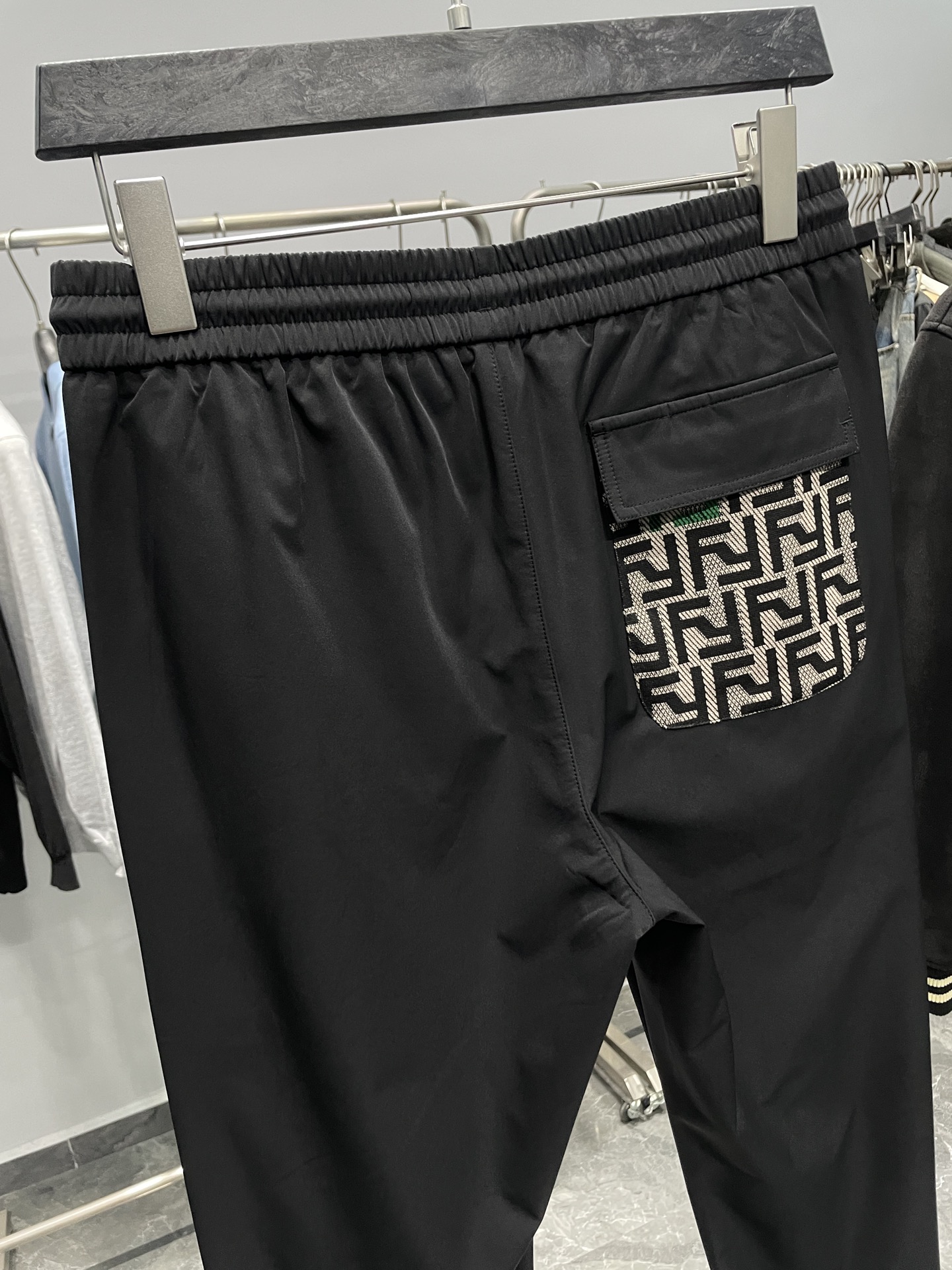 。FD25FW早秋新款黑色梭织面料时尚抽绳休闲裤，男士经典眼睛图案刺绣FF提花口袋直筒休闲长裤！贸易公司