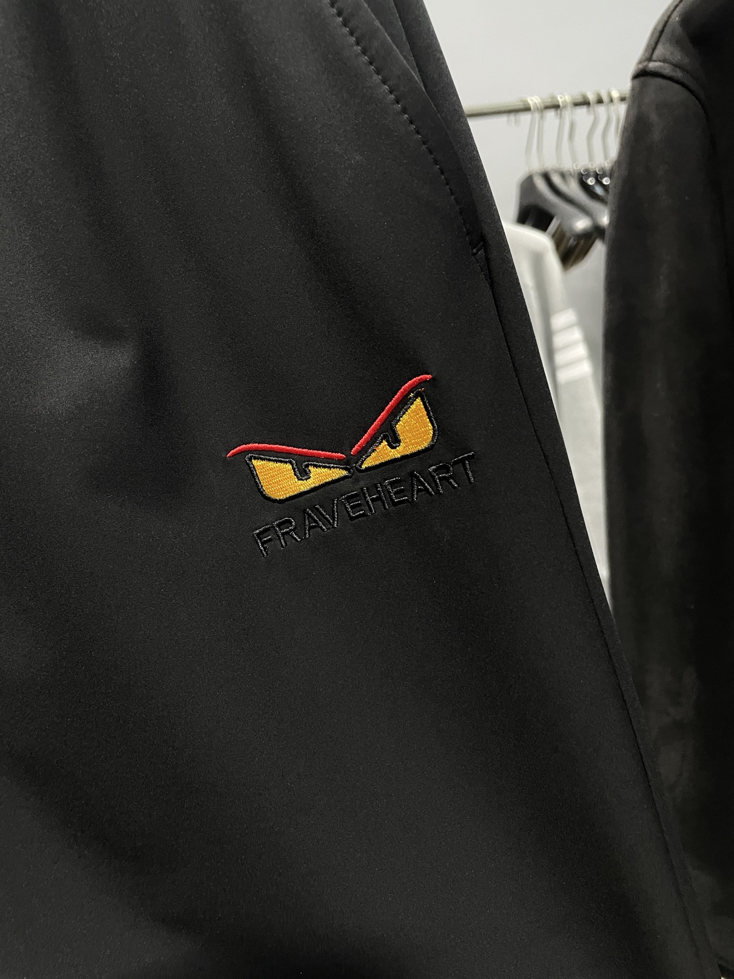 。FD25FW早秋新款黑色梭织面料时尚抽绳休闲裤，男士经典眼睛图案刺绣FF提花口袋直筒休闲长裤！贸易公司