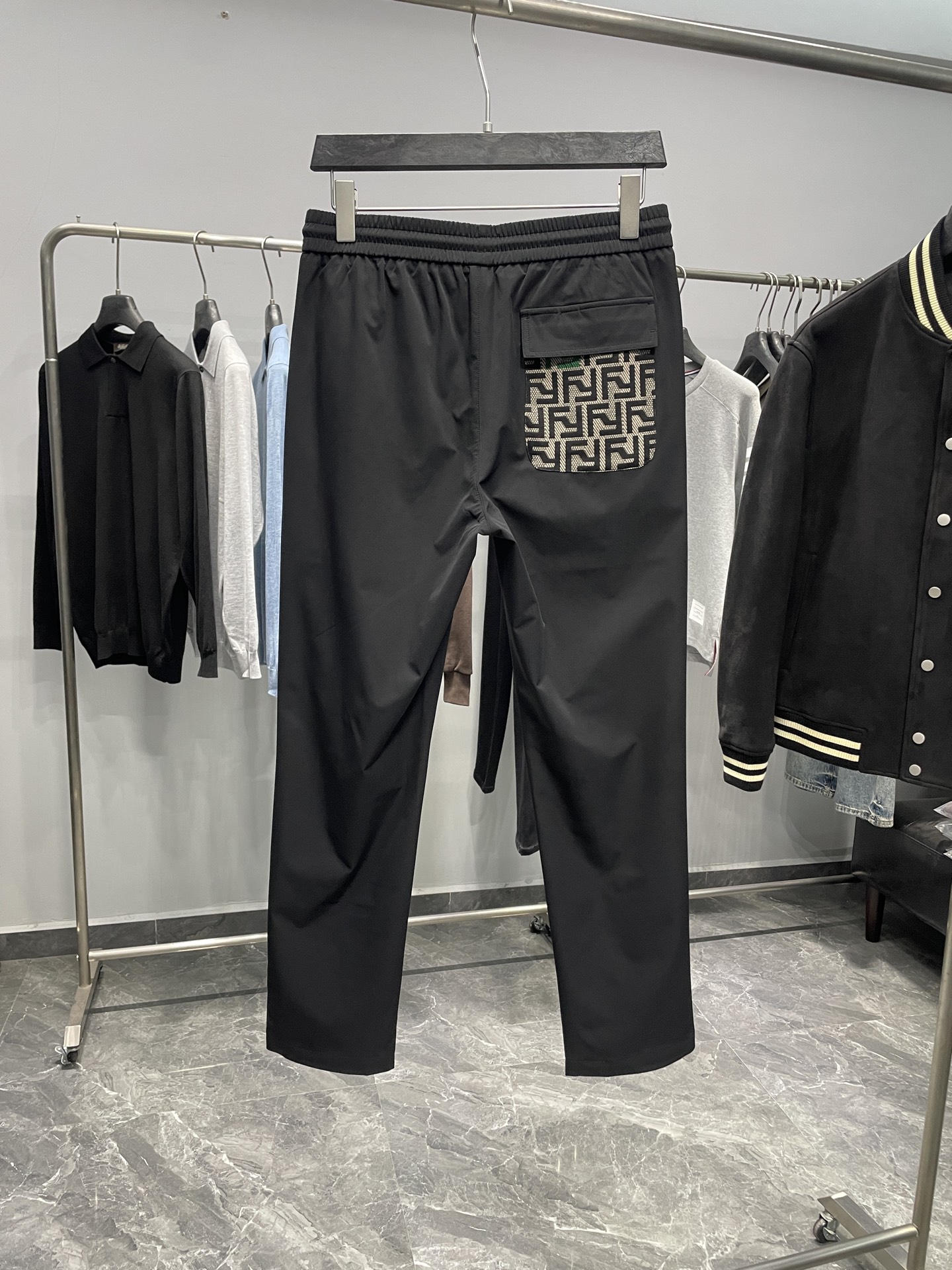 。FD25FW早秋新款黑色梭织面料时尚抽绳休闲裤，男士经典眼睛图案刺绣FF提花口袋直筒休闲长裤！贸易公司