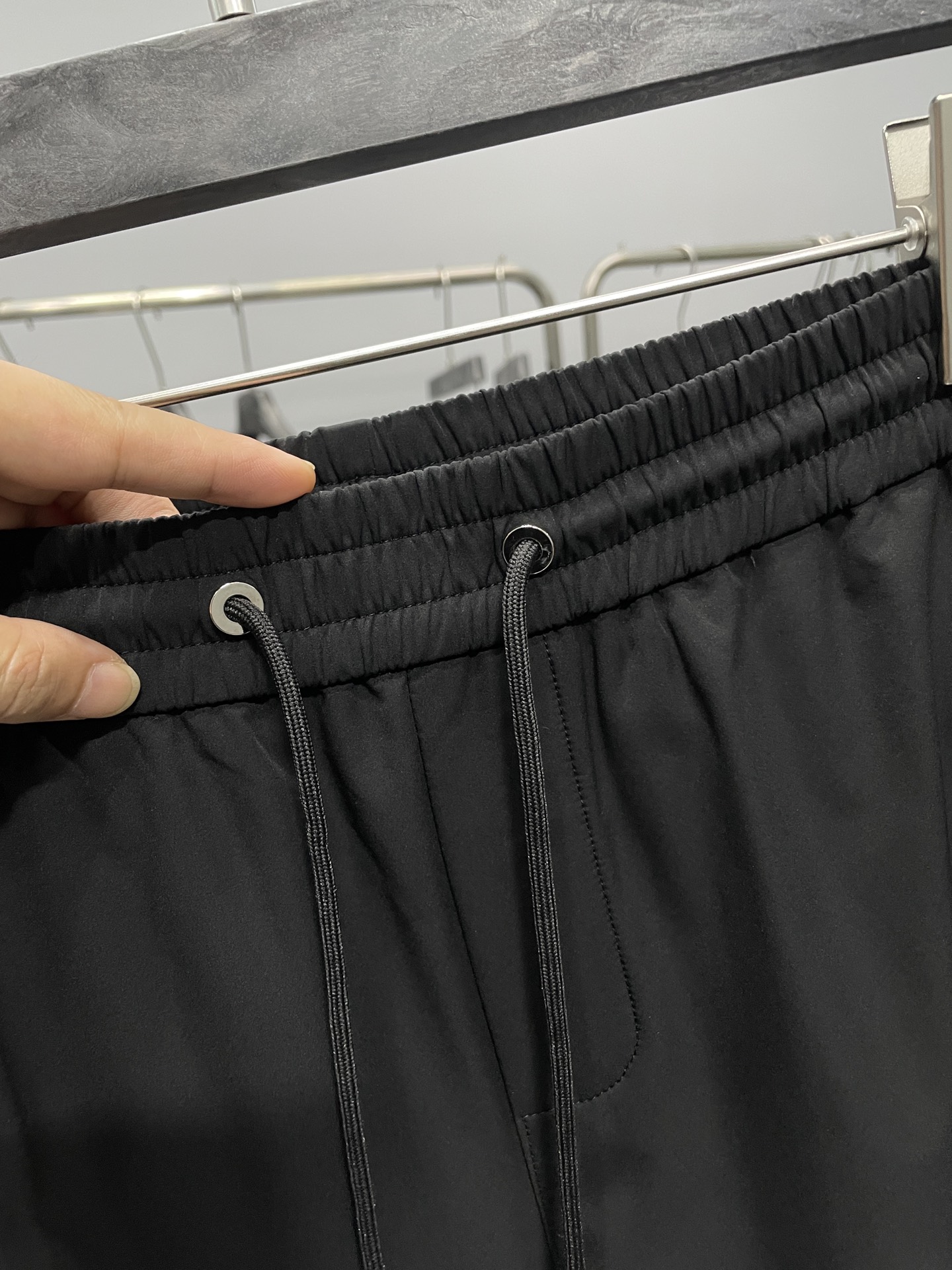 。FD25FW早秋新款黑色梭织面料时尚抽绳休闲裤，男士经典眼睛图案刺绣FF提花口袋直筒休闲长裤！贸易公司