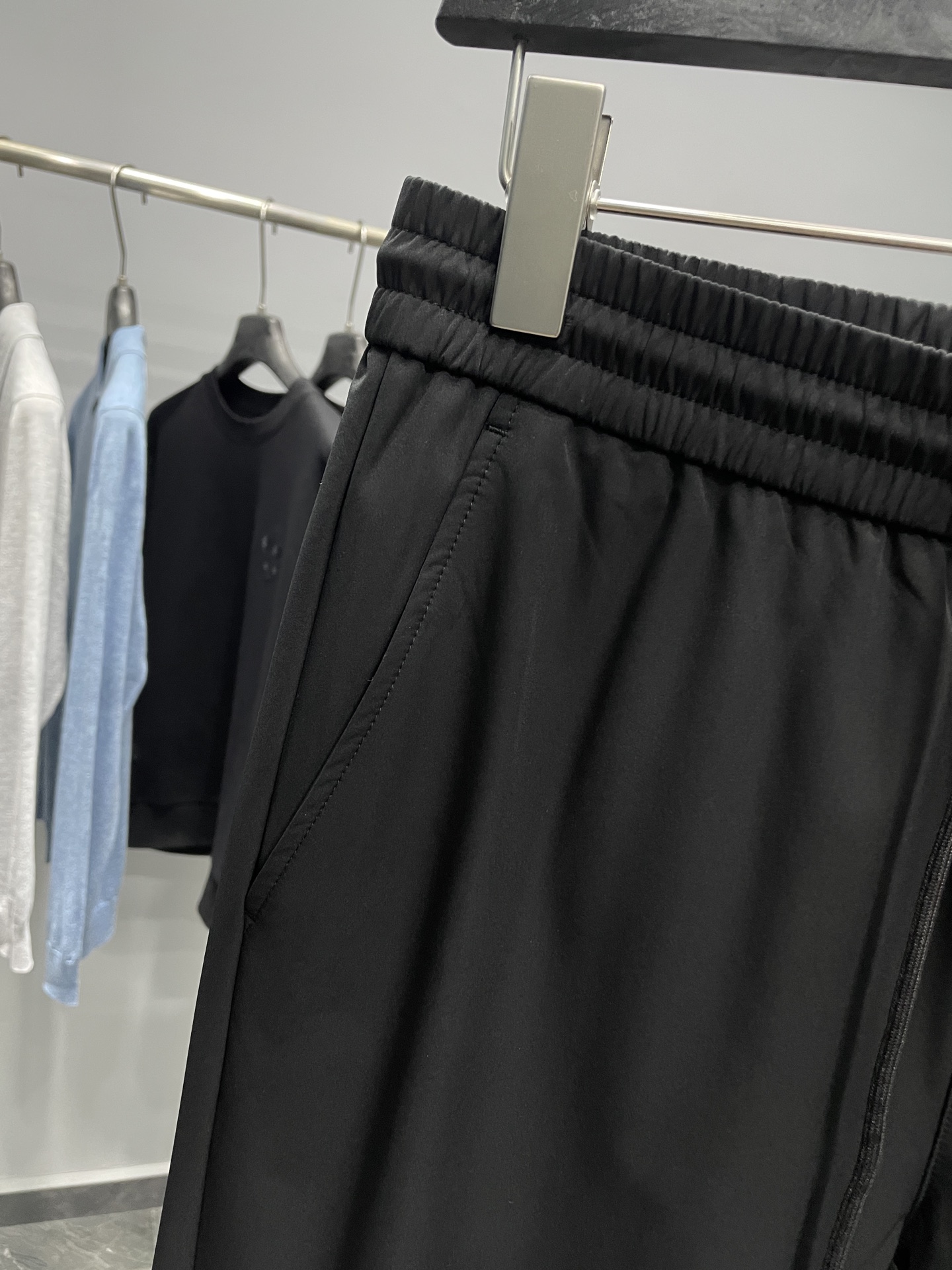 。FD25FW早秋新款黑色梭织面料时尚抽绳休闲裤，男士经典眼睛图案刺绣FF提花口袋直筒休闲长裤！贸易公司