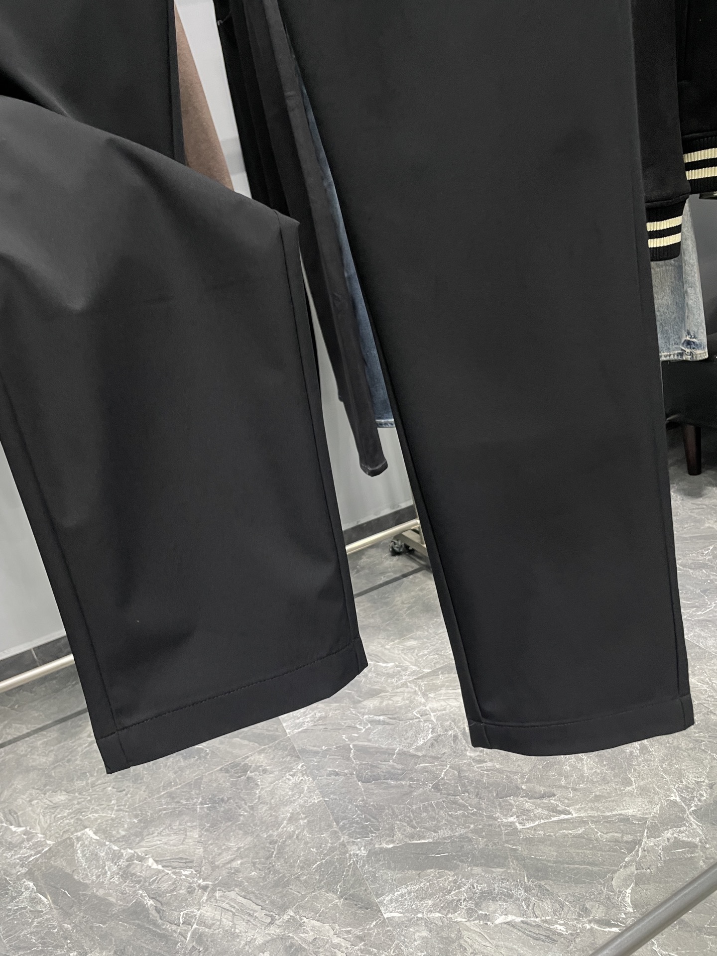 。FD25FW早秋新款黑色梭织面料时尚抽绳休闲裤，男士经典眼睛图案刺绣FF提花口袋直筒休闲长裤！贸易公司