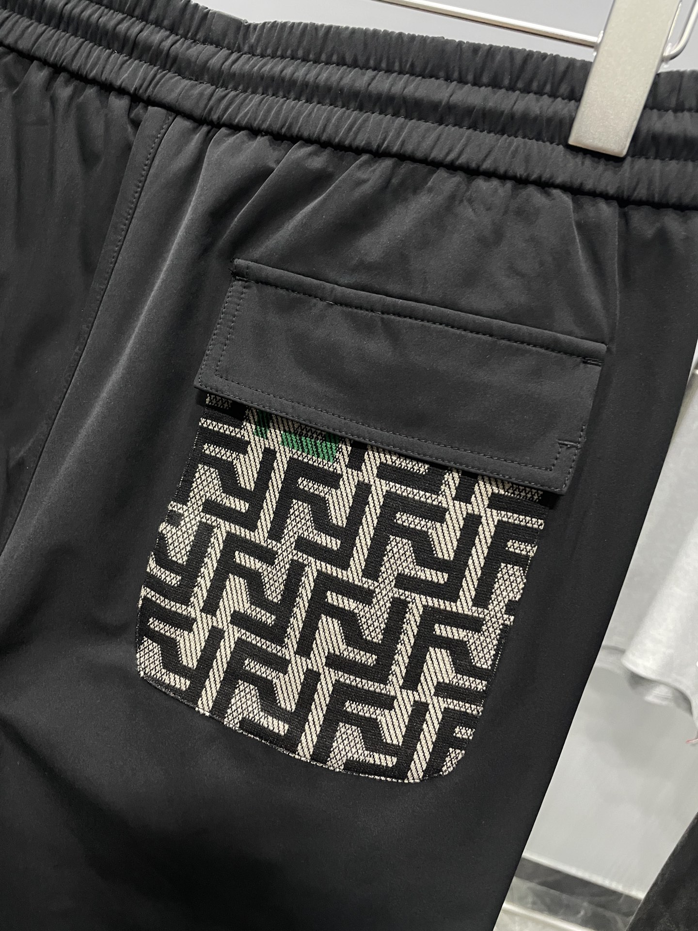 。FD25FW早秋新款黑色梭织面料时尚抽绳休闲裤，男士经典眼睛图案刺绣FF提花口袋直筒休闲长裤！贸易公司