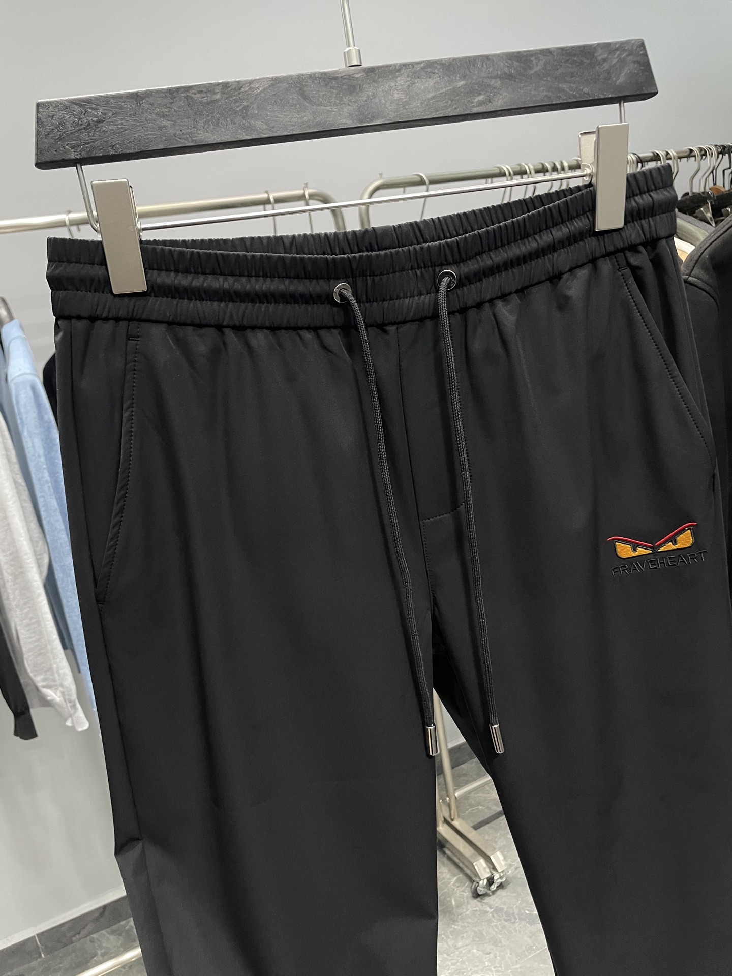 。FD25FW早秋新款黑色梭织面料时尚抽绳休闲裤，男士经典眼睛图案刺绣FF提花口袋直筒休闲长裤！贸易公司