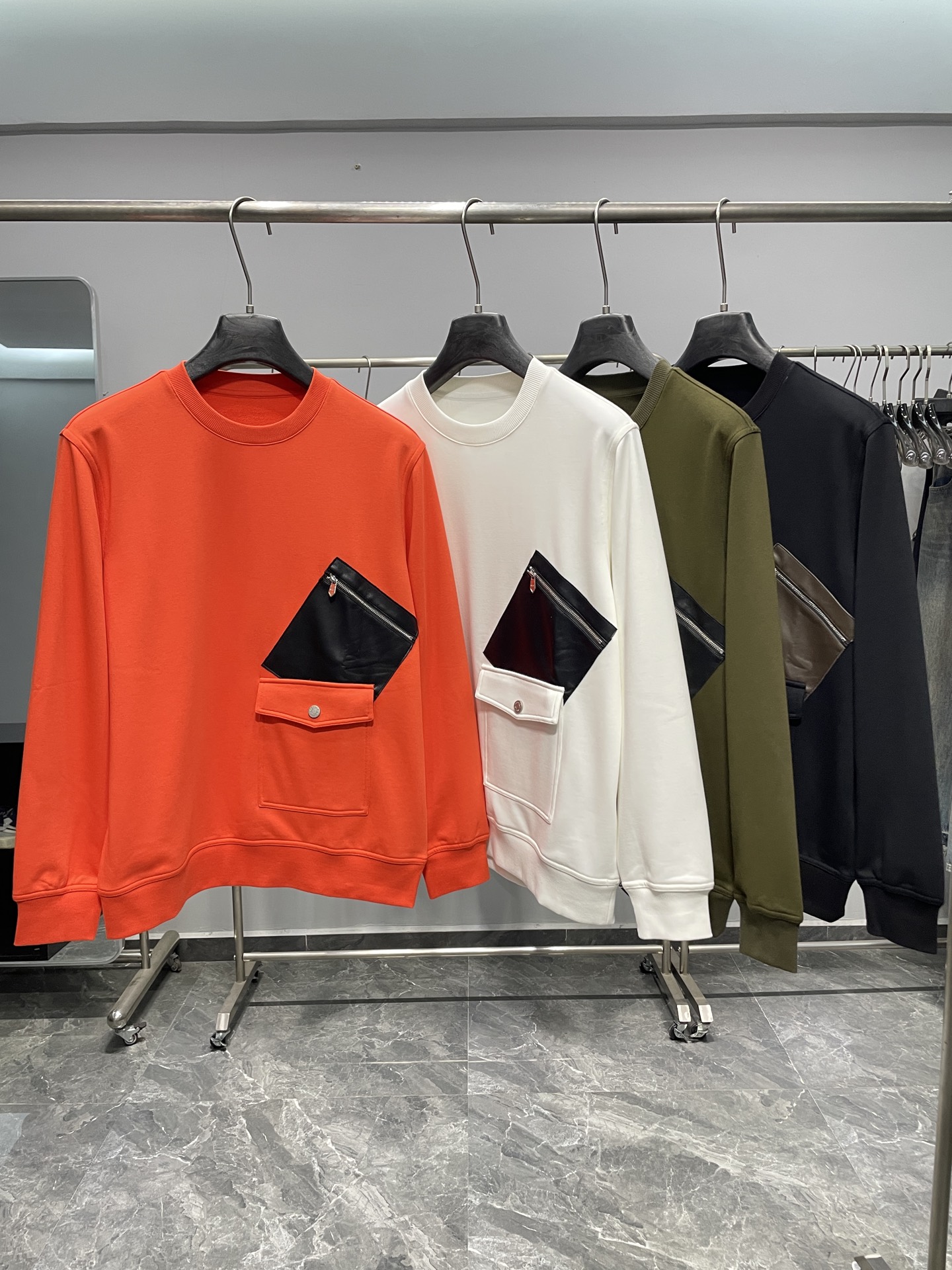 NO:531299,HER25FW autumn and winter new high-quality terry cotton round neck sweatshirt, the same genuine leather pocket casual pullover sweatshirt for men and women!  Trading companies have sparse channels and are released on the official website at the same time!  25-inch new hoodie with a 25-inch autumn and winter, a neutral style that blurs gender boundaries!  The ready-to-wear selection is carefully made of knitted cotton fabrics, environmentally friendly dyeing fabrics, and the collar, hem and sleeve threads are the same as the cylinder. There is no color difference!  The leather pocket design on the chest interprets the brand's iconic elements. It is something that everyone loves, super soft and tough!  The items that are released every year present an extraordinary texture and are clean and neat!  The three-dimensional tailoring design is unique, and it is a fusion of luxury and fashion!  Classic loose OS cut with shoulders, girls' upper body is missing!  The basic color plain body looks good when wearing any pants, and you can easily grasp the slack feeling!  Color orange, white, green, black Size M-3XL Size reference M Size shoulder width 46 bust 104 sleeve length 61 clothes length 67 L Size shoulder width 47 bust 108 sleeve length 62 clothes length 68 XL Size shoulder width 48 bust 112 sleeve length 63 clothes length 69 2XL Size shoulder width 49 bust 116 sleeve length 64 clothes length 70 3XL Size shoulder width 50 bust 120 sleeve length 65 clothes length 71, hoodie, sweatshirts, alexander wang19860909HER25FW秋冬新款优质毛圈棉布圆领卫衣,男女同款真皮口袋休闲套头卫衣衫！贸易公司渠道稀出,同步官网发售！25秋冬限定新款卫衣,模糊性别界限的中性风格！ 成衣精选客供针织毛圈棉面料精心制作,环保定染面料,领口、衣摆和袖子螺纹同缸定染无色差！胸前真皮口袋设计,诠释品牌的标志性元素,实属人见人爱的东西,超级柔软且具有韧性！每年都会出的单品,呈现不一般的质感,干净俐落！立体剪裁的版型设计堪称一绝,属于奢华与时尚的融合！经典落肩宽松OS版型裁剪,女生上身就是下衣失踪啦！基础色的素色衣身,裤装随便穿都好好看哟,松弛感轻松拿捏住！ 颜色橙色、白色、绿色、黑色 尺码M-3XL 尺寸参考 M码肩宽46胸围104袖长61衣长67 L码肩宽47胸围108袖长62衣长68 XL码肩宽48胸围112袖长63衣长69 2XL码肩宽49胸围116袖长64衣长70 3XL码肩宽50胸围120袖长65衣长71,,hoodie,sweatshirts,alexander wang,Men's clothing