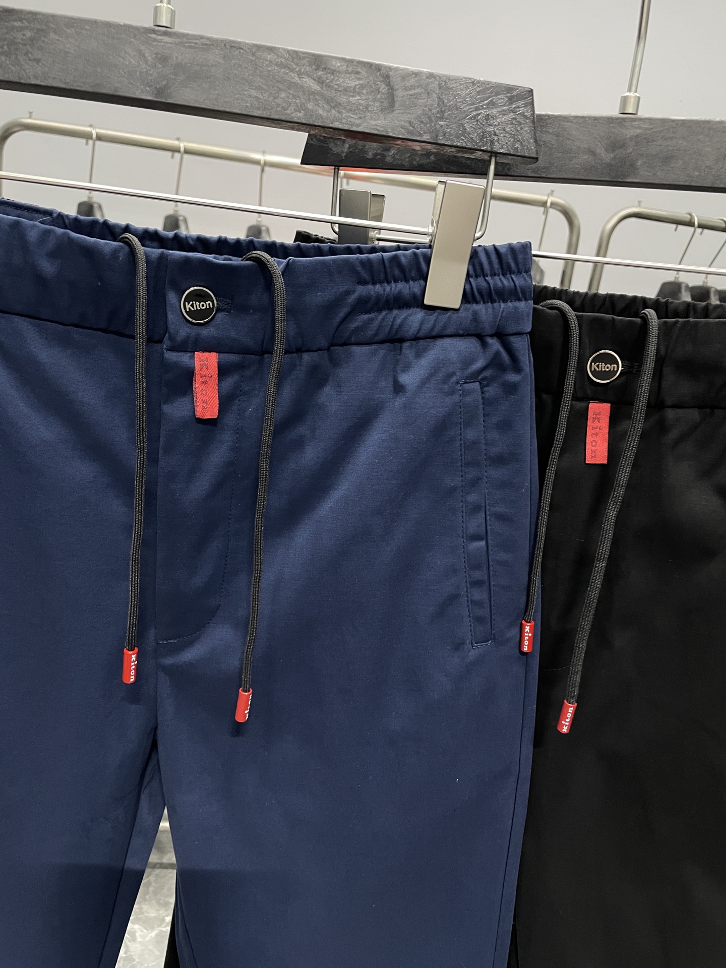 。 KITON25FW秋冬新款密织斜纹棉布抽绳休闲裤，男士经典红色标签装饰时尚百搭休闲长裤九分裤！贸易公