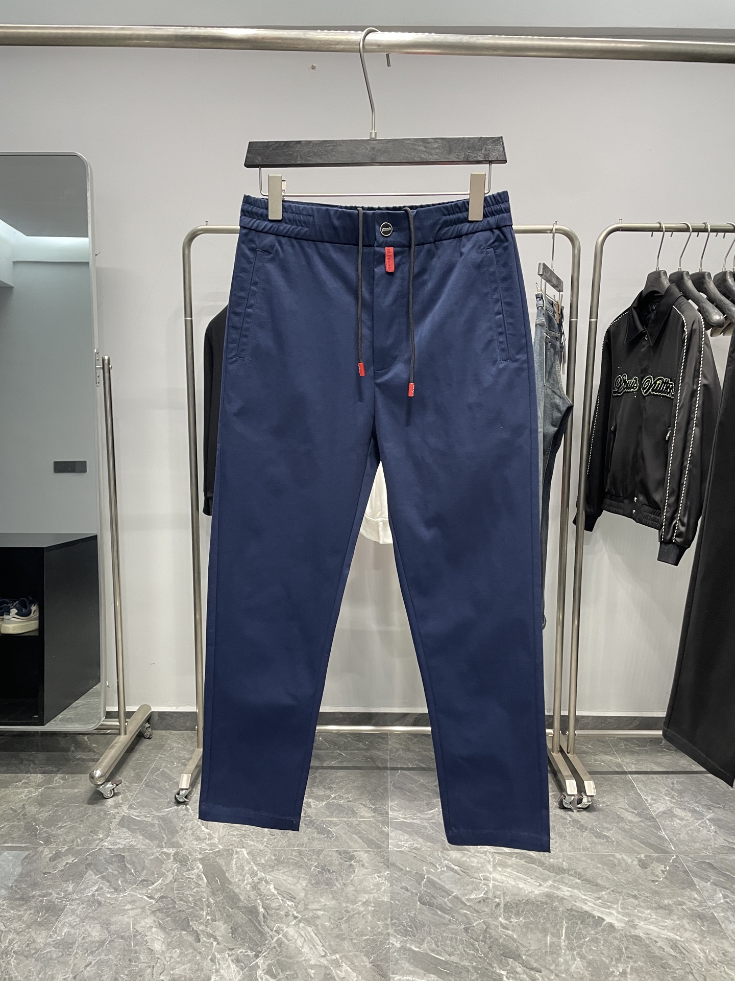 。 KITON25FW秋冬新款密织斜纹棉布抽绳休闲裤，男士经典红色标签装饰时尚百搭休闲长裤九分裤！贸易公
