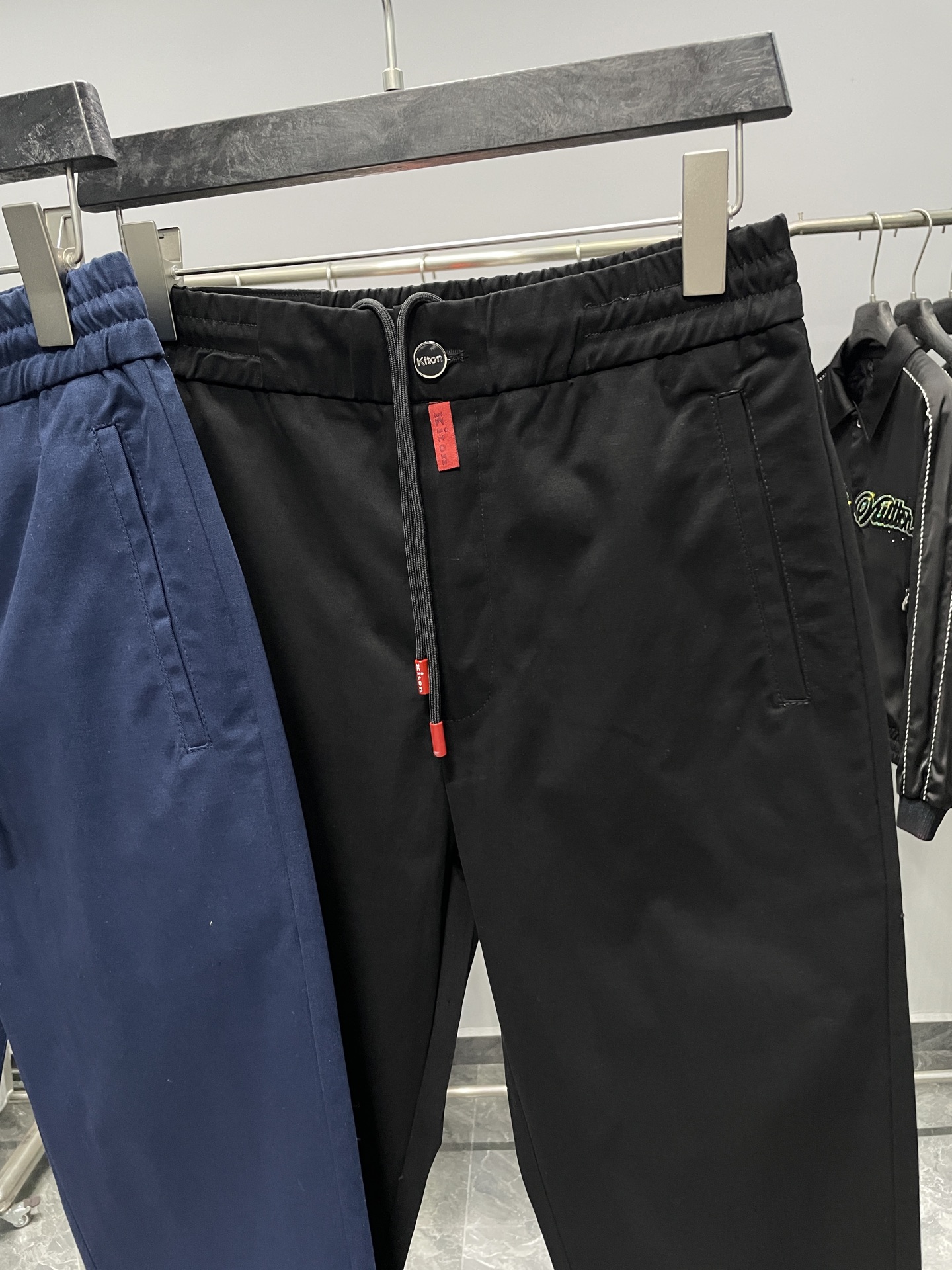 。 KITON25FW秋冬新款密织斜纹棉布抽绳休闲裤，男士经典红色标签装饰时尚百搭休闲长裤九分裤！贸易公