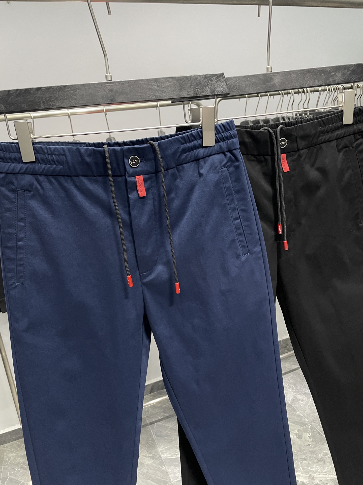 。 KITON25FW秋冬新款密织斜纹棉布抽绳休闲裤，男士经典红色标签装饰时尚百搭休闲长裤九分裤！贸易公