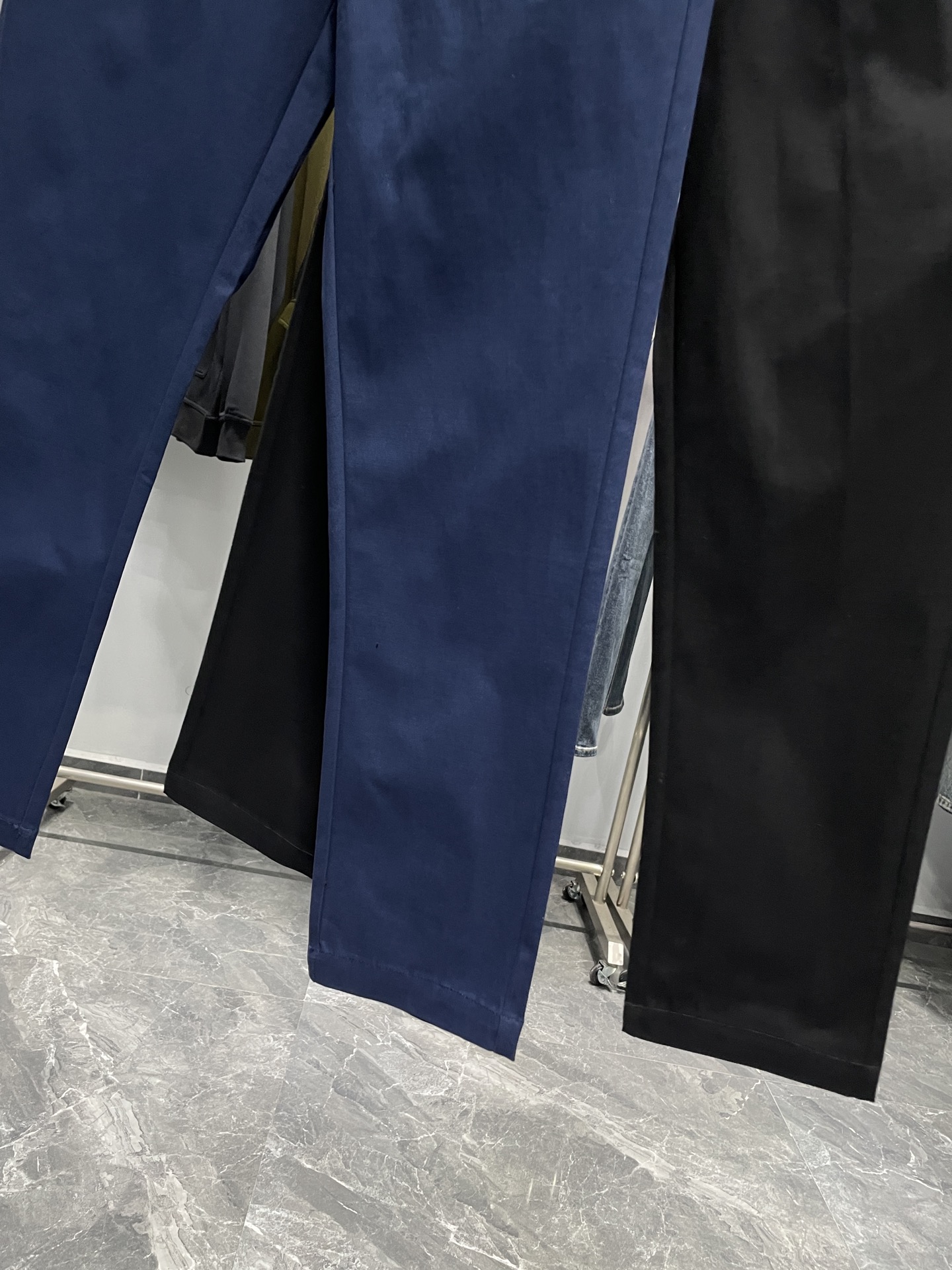 。 KITON25FW秋冬新款密织斜纹棉布抽绳休闲裤，男士经典红色标签装饰时尚百搭休闲长裤九分裤！贸易公