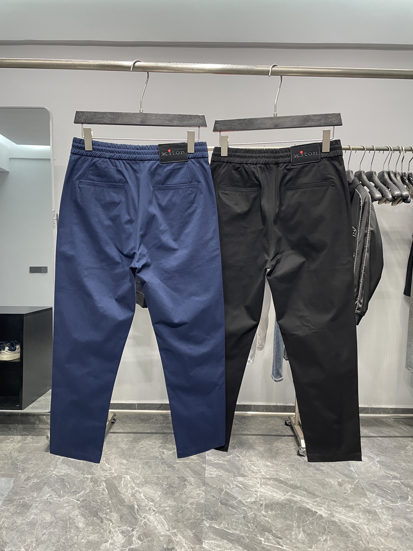 。 KITON25FW秋冬新款密织斜纹棉布抽绳休闲裤，男士经典红色标签装饰时尚百搭休闲长裤九分裤！贸易公