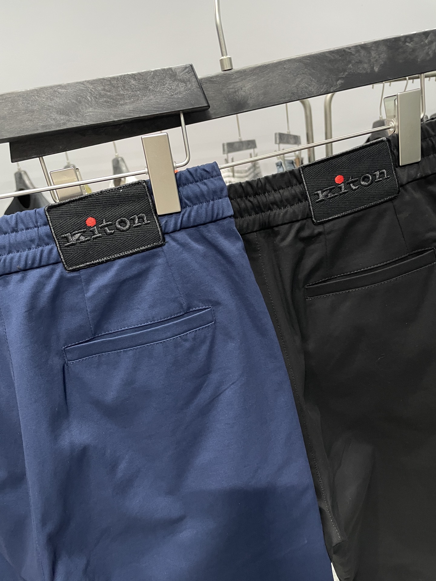 。 KITON25FW秋冬新款密织斜纹棉布抽绳休闲裤，男士经典红色标签装饰时尚百搭休闲长裤九分裤！贸易公