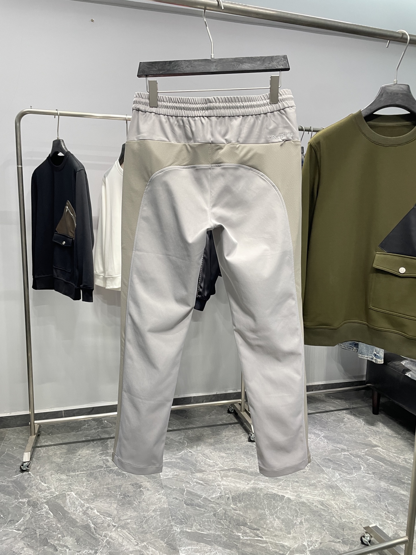 。 ARC25FW秋季新品网眼拼接男士休闲抽绳运动裤！高端户外品牌，浅灰休闲裤！简约大气的设计，时尚百搭