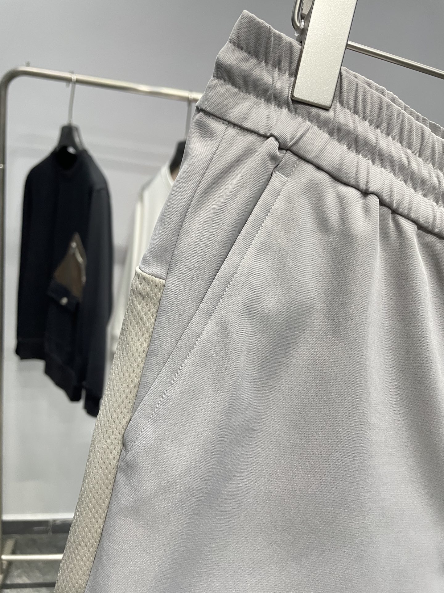 。 ARC25FW秋季新品网眼拼接男士休闲抽绳运动裤！高端户外品牌，浅灰休闲裤！简约大气的设计，时尚百搭