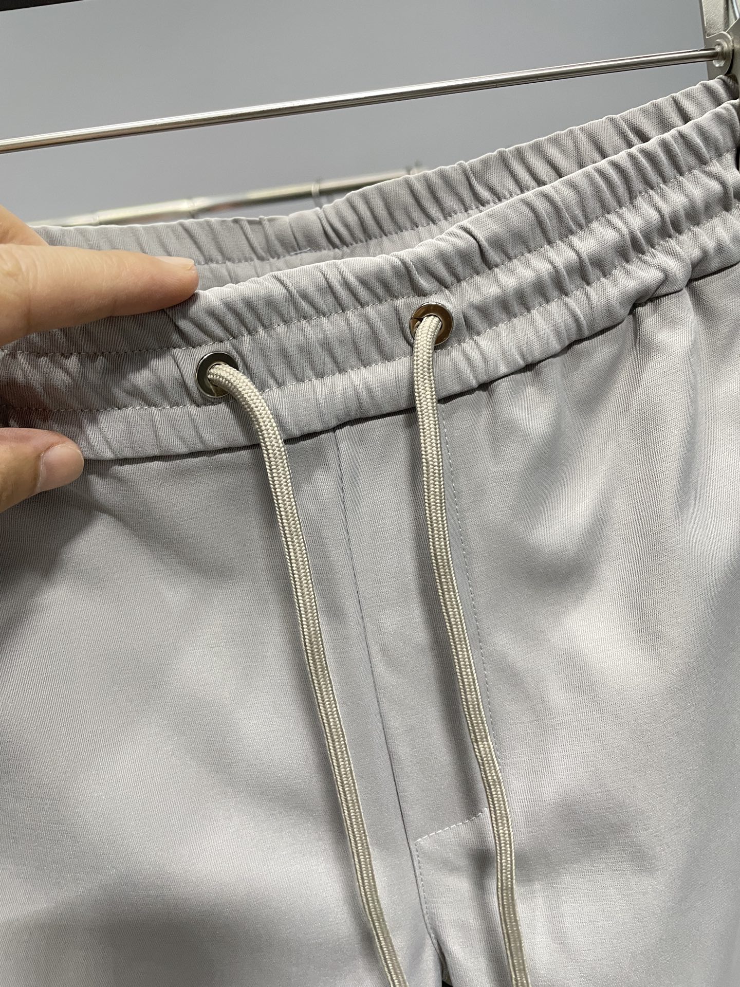 。 ARC25FW秋季新品网眼拼接男士休闲抽绳运动裤！高端户外品牌，浅灰休闲裤！简约大气的设计，时尚百搭