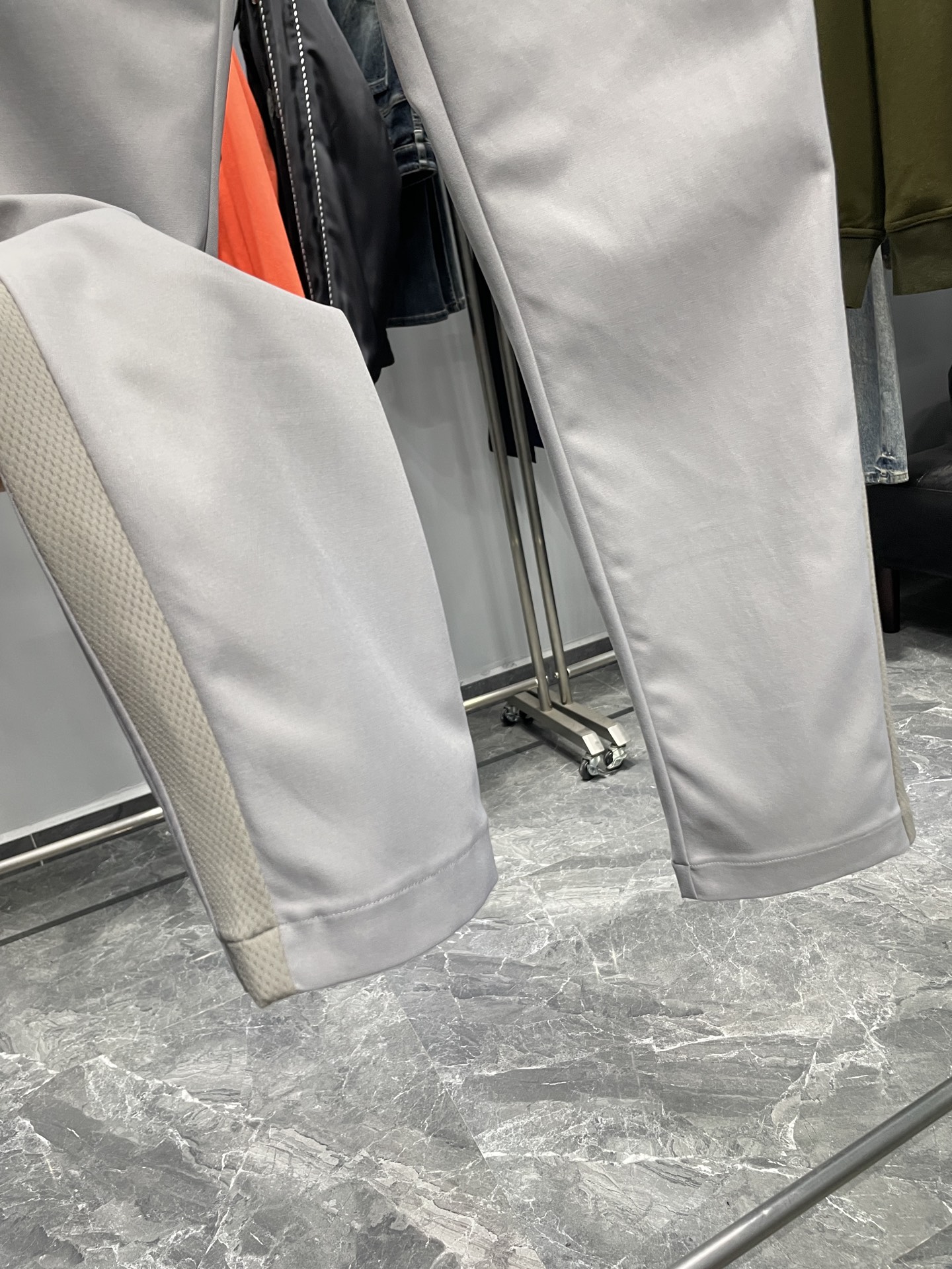 。 ARC25FW秋季新品网眼拼接男士休闲抽绳运动裤！高端户外品牌，浅灰休闲裤！简约大气的设计，时尚百搭