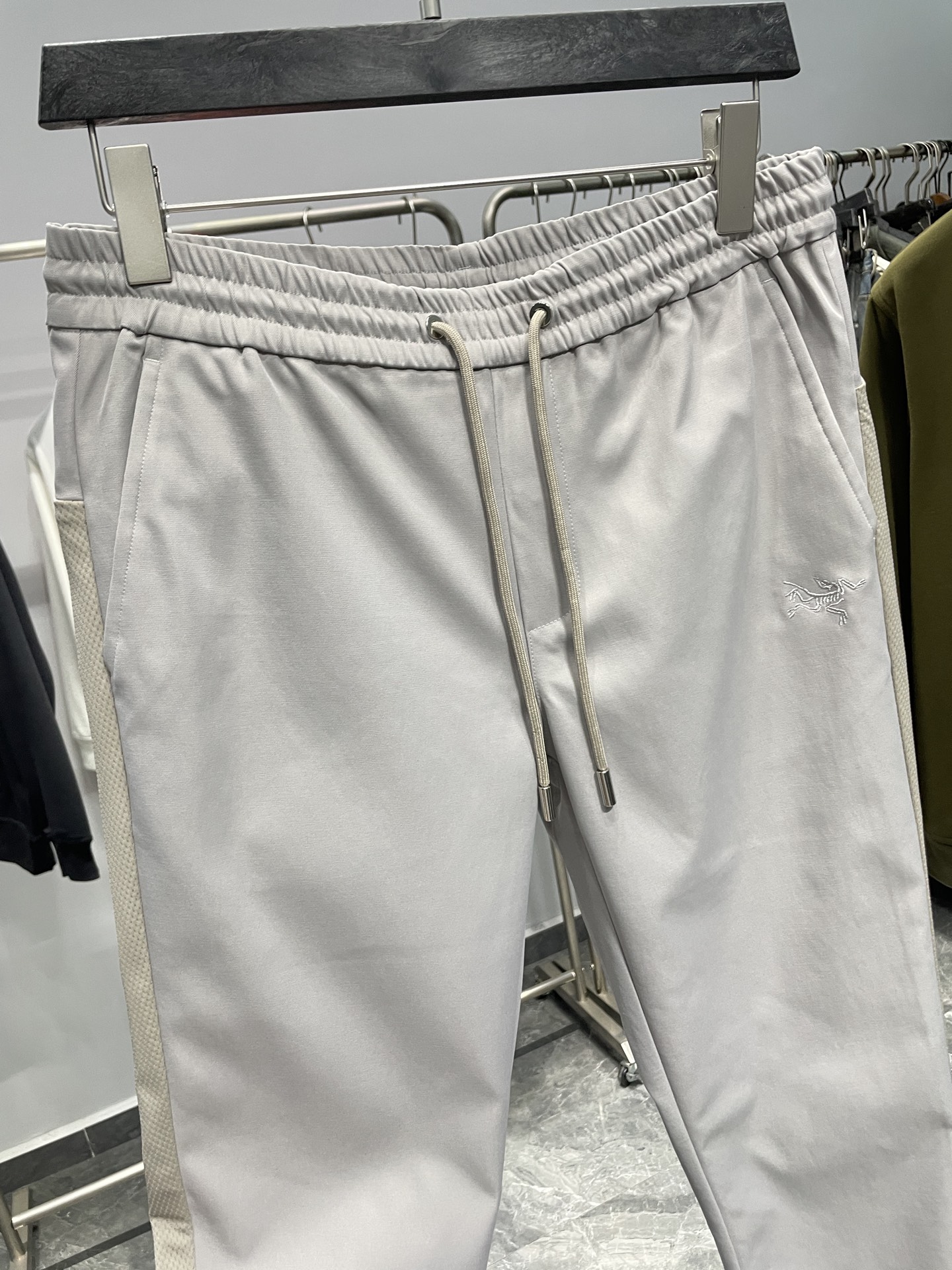 。 ARC25FW秋季新品网眼拼接男士休闲抽绳运动裤！高端户外品牌，浅灰休闲裤！简约大气的设计，时尚百搭
